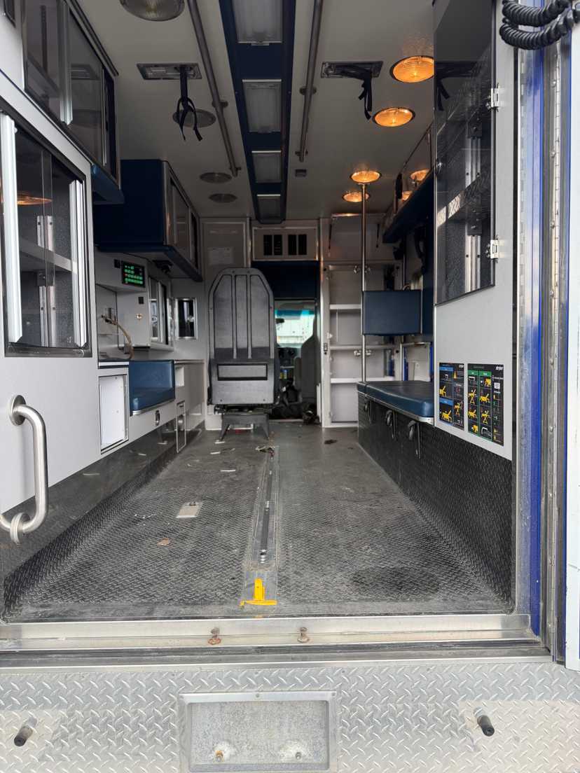2009 LifeLine Ford Type III Ambulance — photo 3
