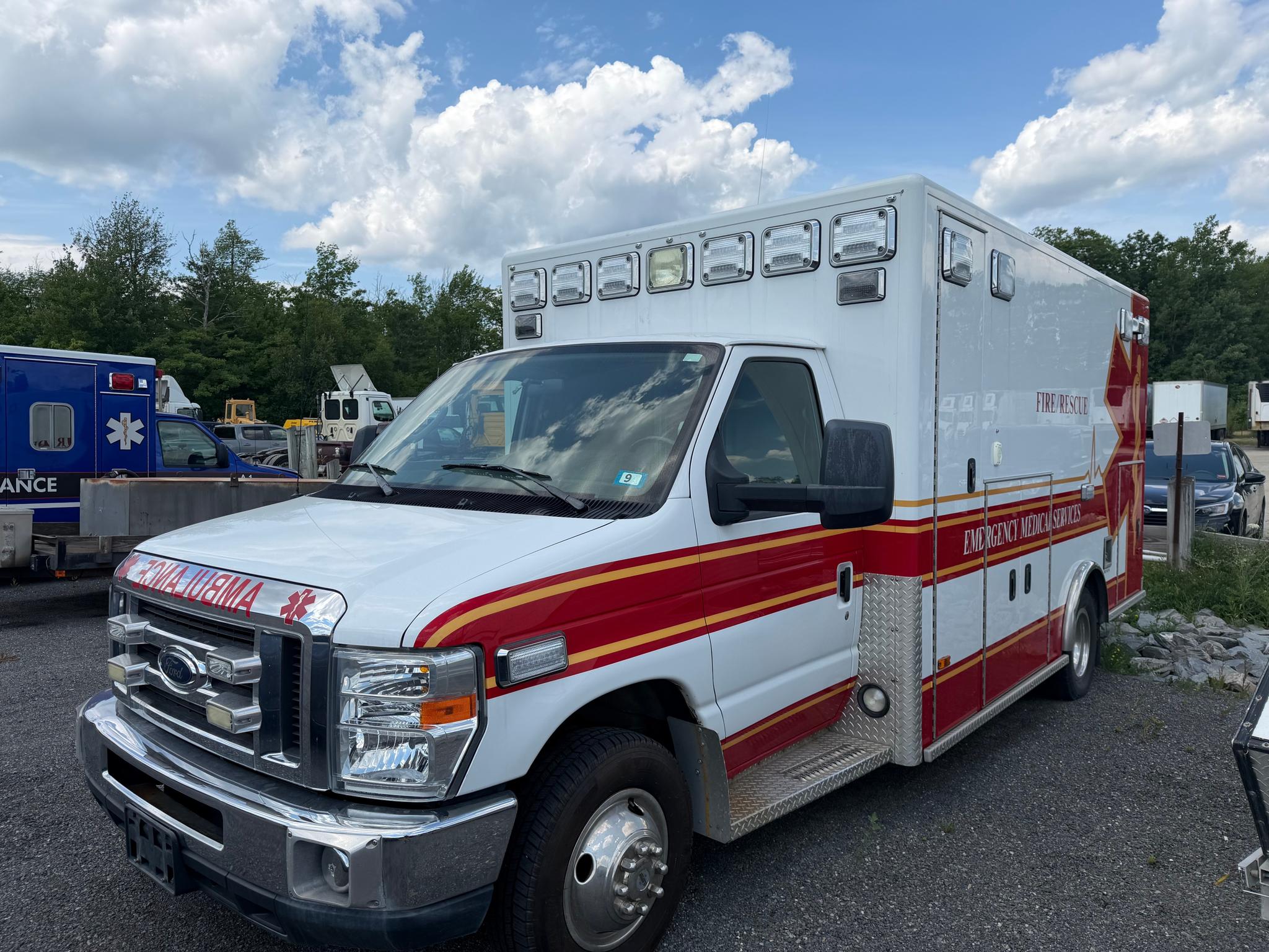 2010 PL-Custom Ford Type III Ambulance - image 1