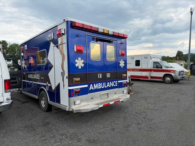 2009 LifeLine Ford Type III Ambulance — photo 2