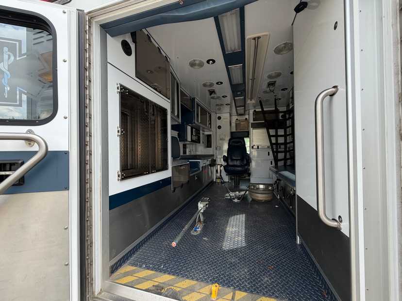 2006 AEV Ford Type III Ambulance — photo 6