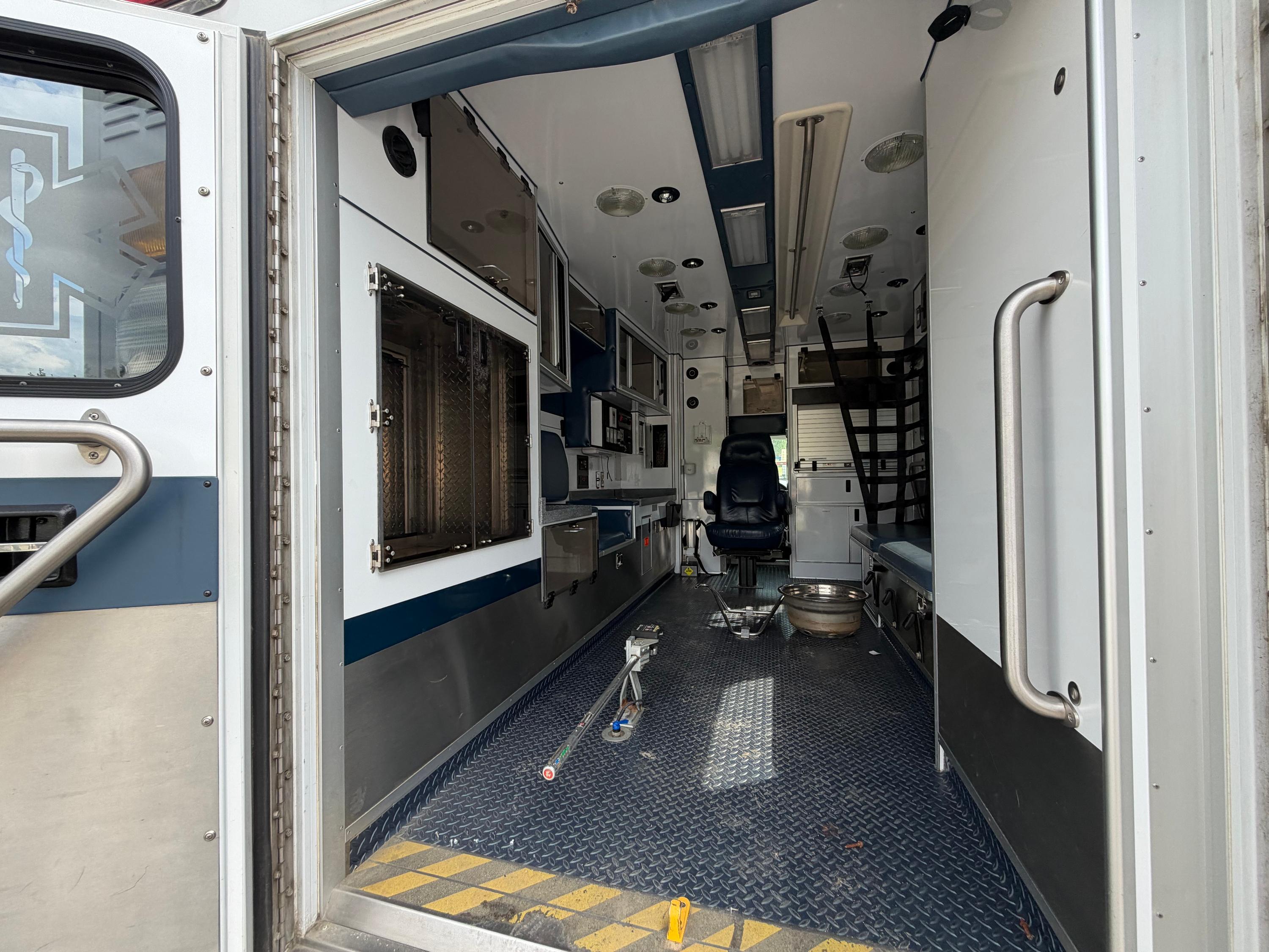 2006 AEV Ford Type III Ambulance - image 6
