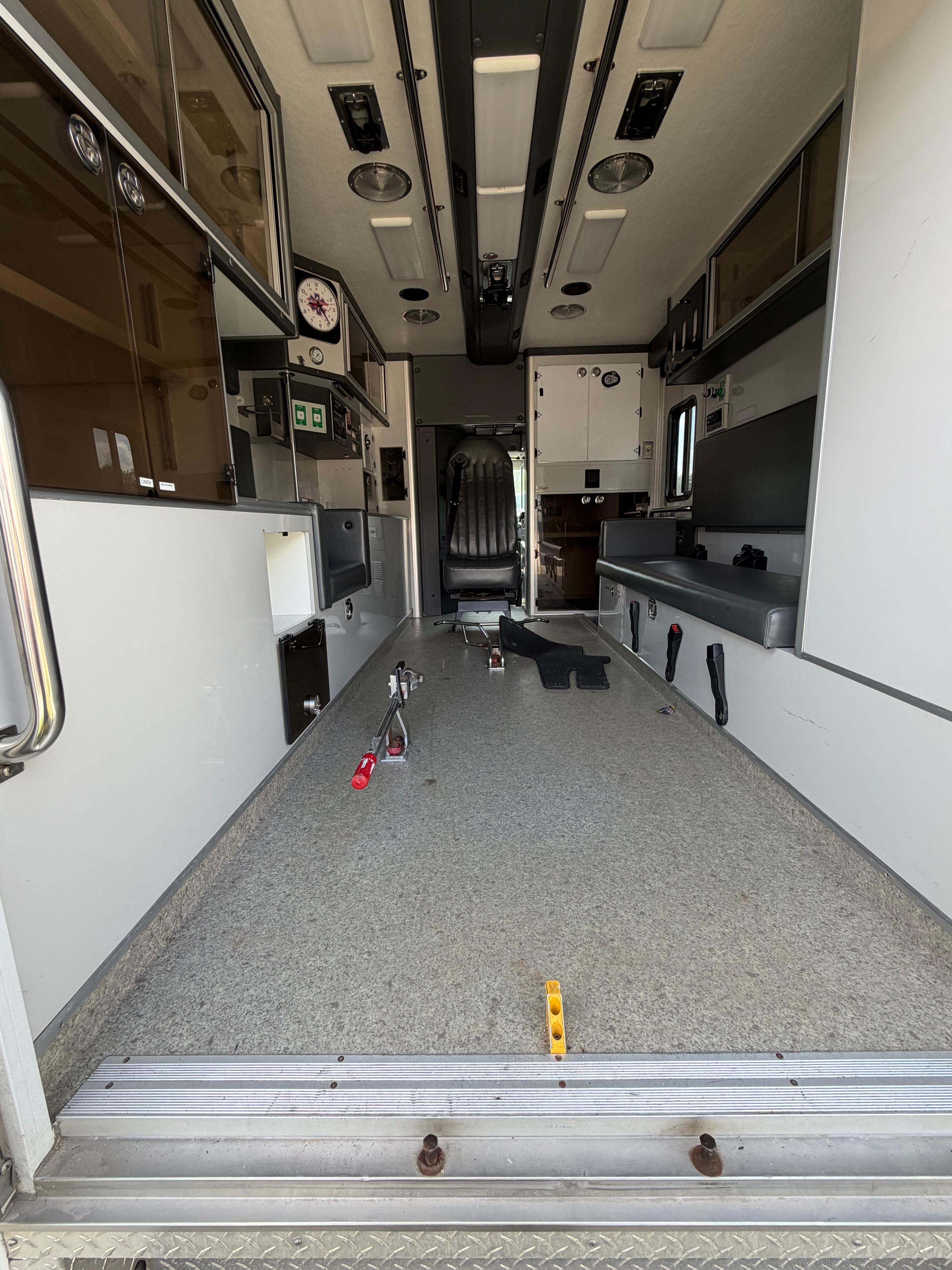 2010 PL-Custom Ford Type III Ambulance - image 7