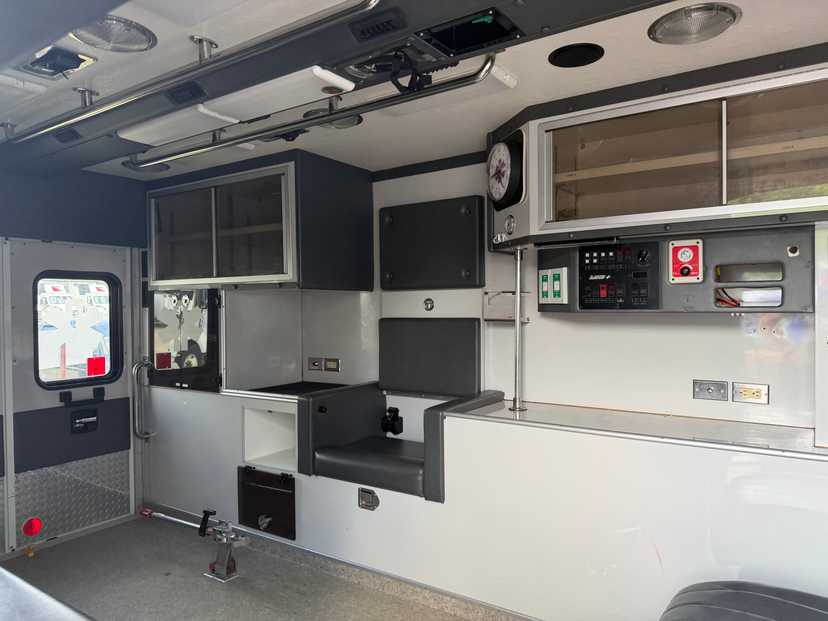 2010 PL-Custom Ford Type III Ambulance — photo 3