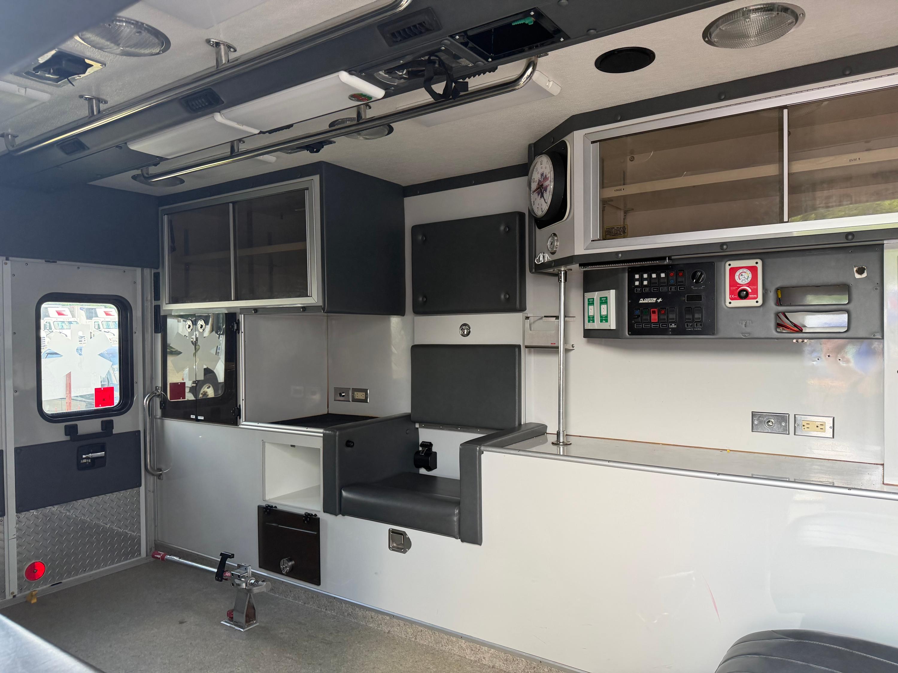 2010 PL-Custom Ford Type III Ambulance - image 3