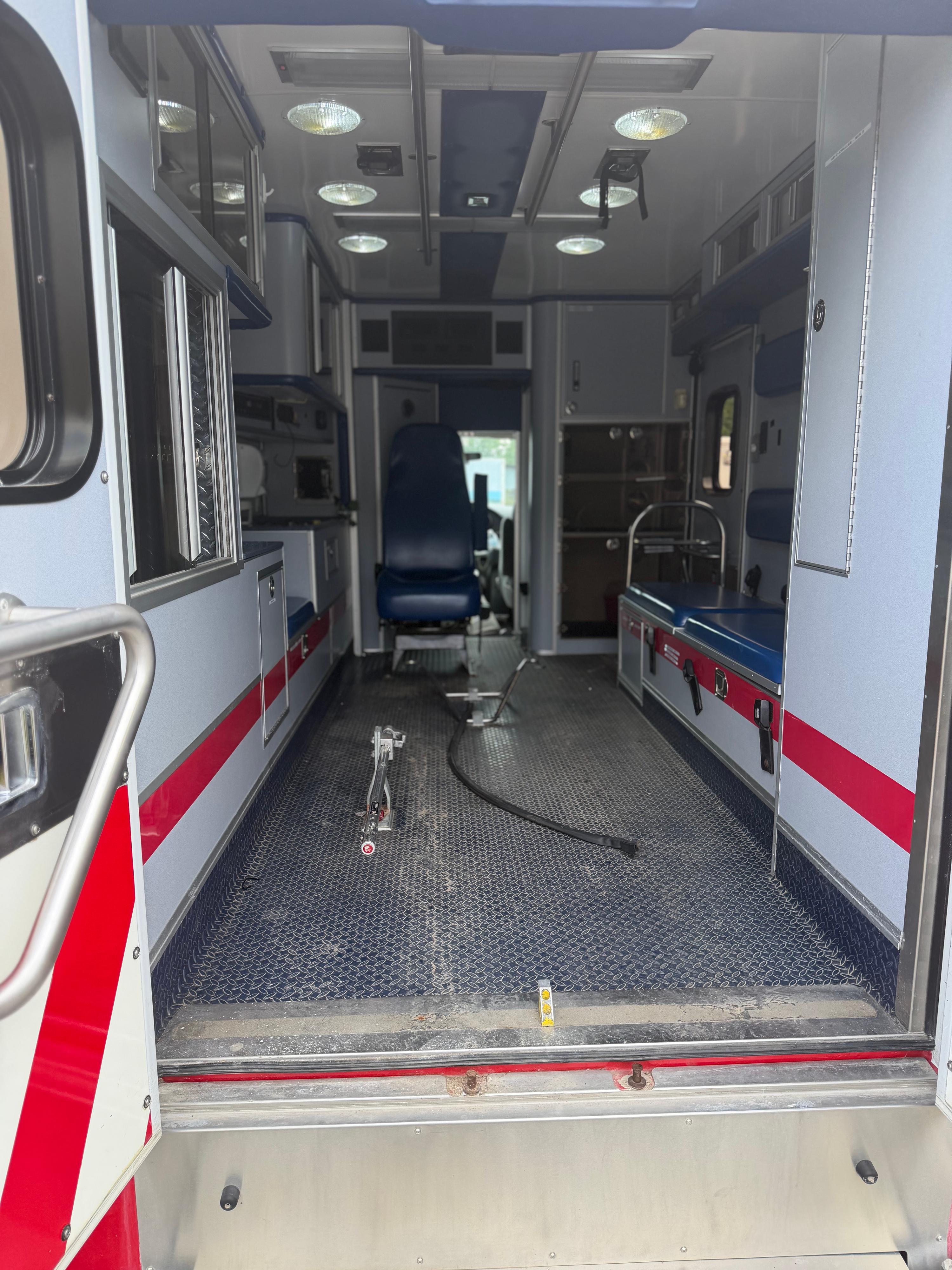 2008 MedTec Ford Type III Ambulance - image 4