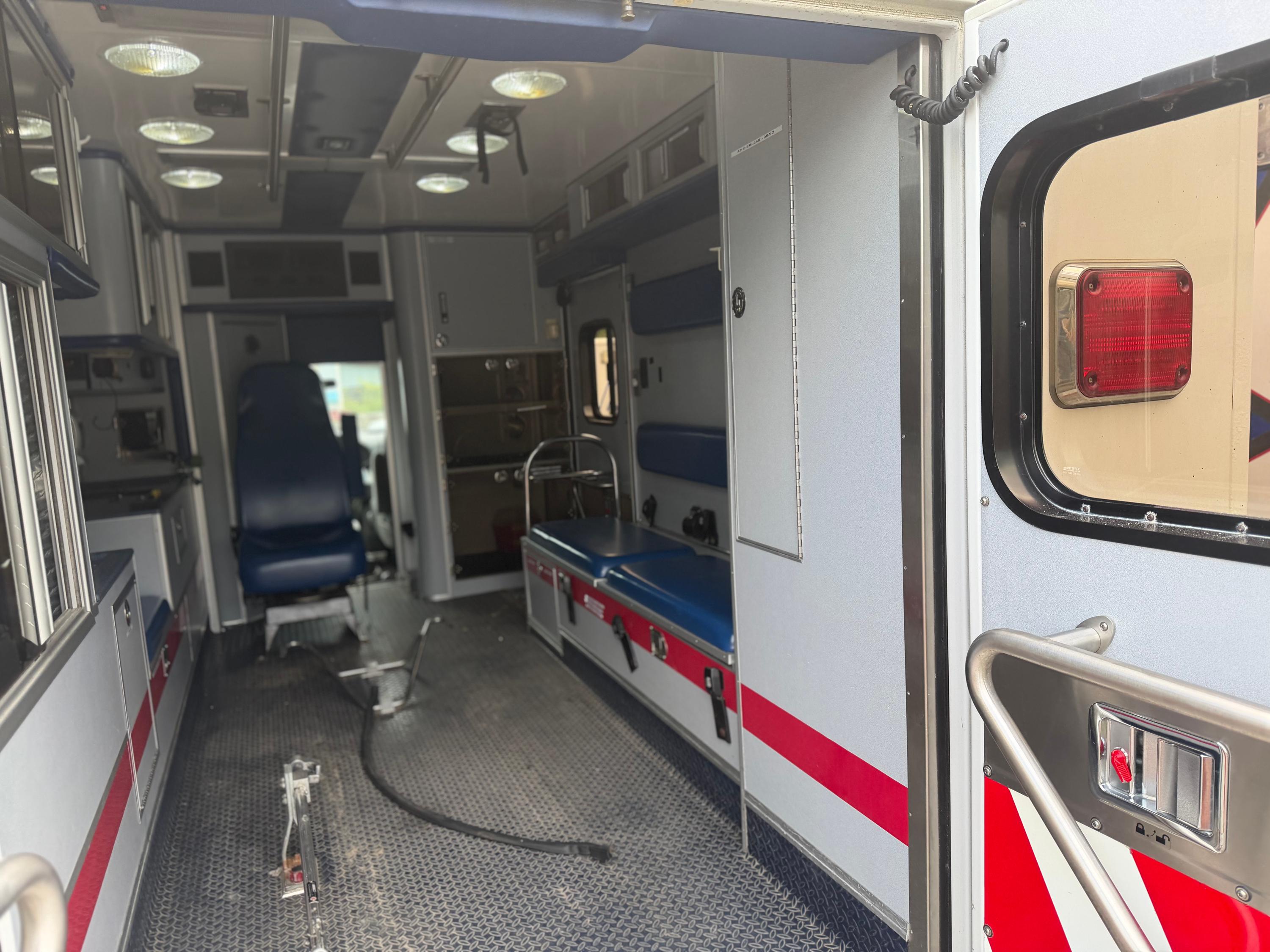 2008 MedTec Ford Type III Ambulance - image 6