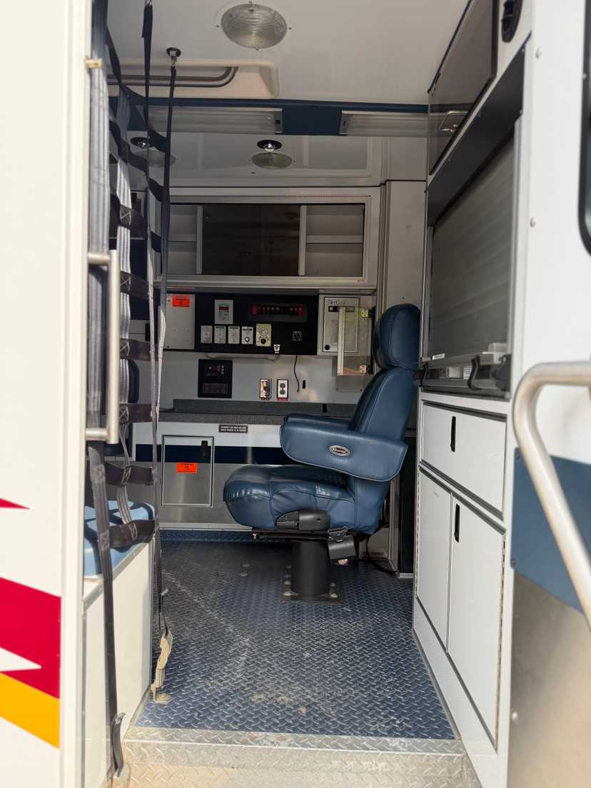 2006 AEV Ford Type III Ambulance — photo 3