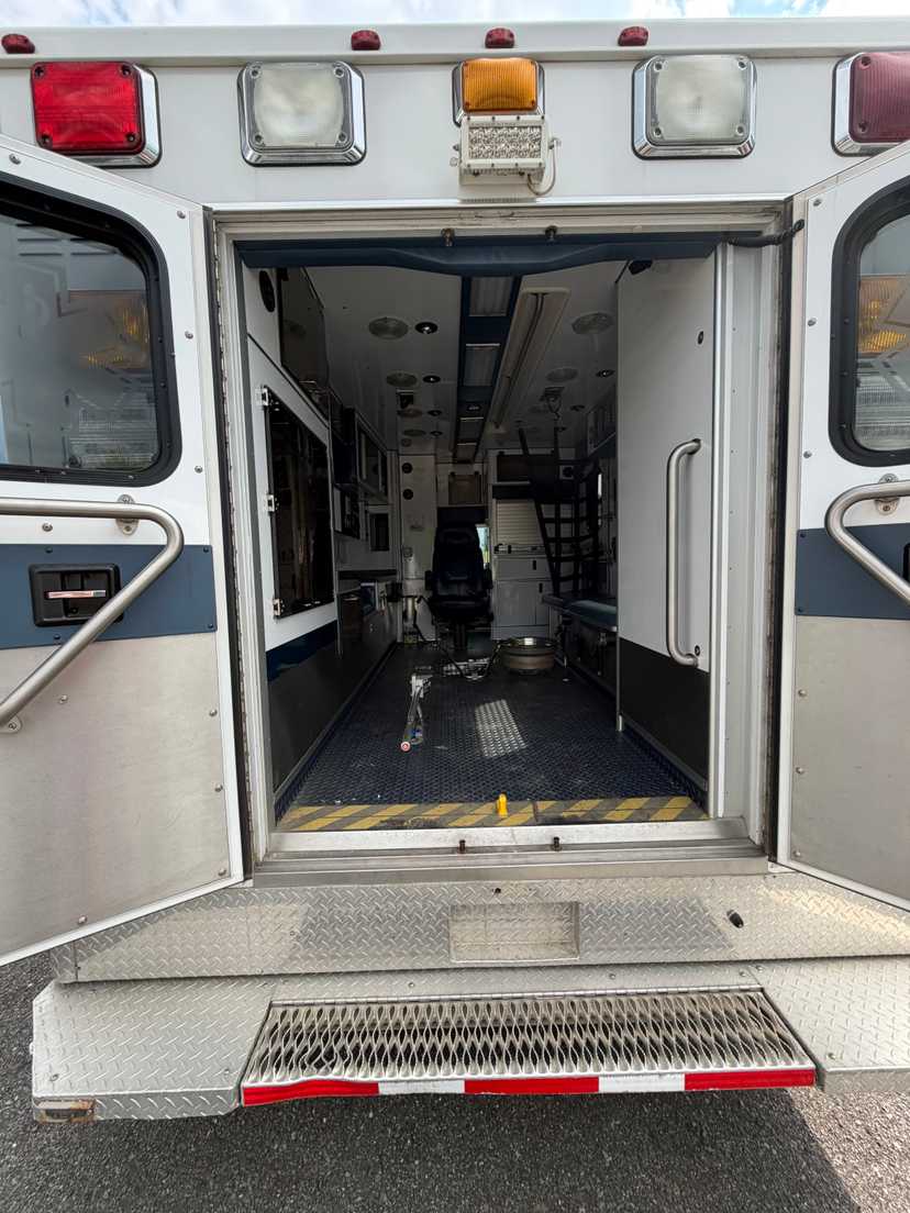 2006 AEV Ford Type III Ambulance — photo 5
