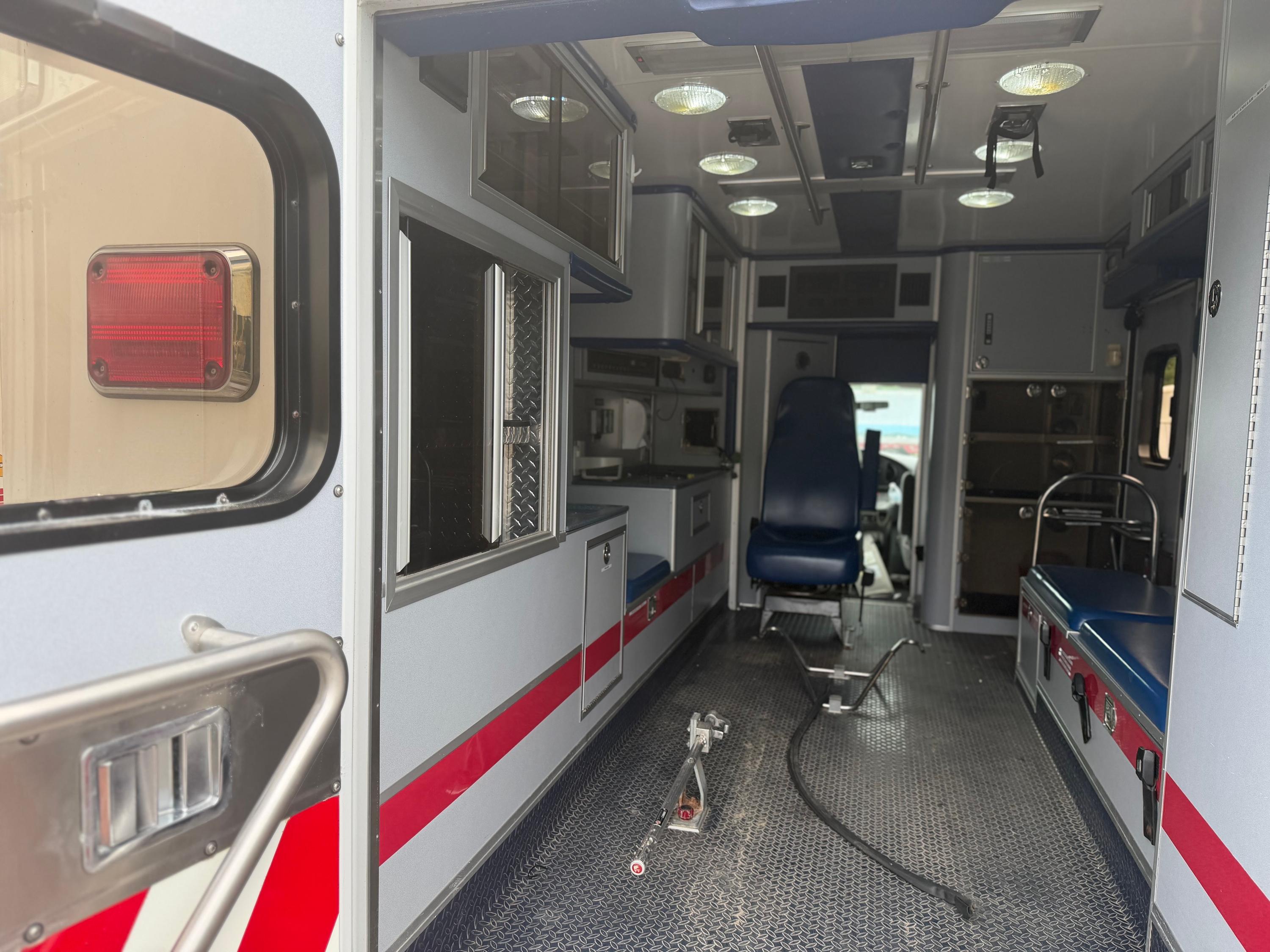2008 MedTec Ford Type III Ambulance - image 5