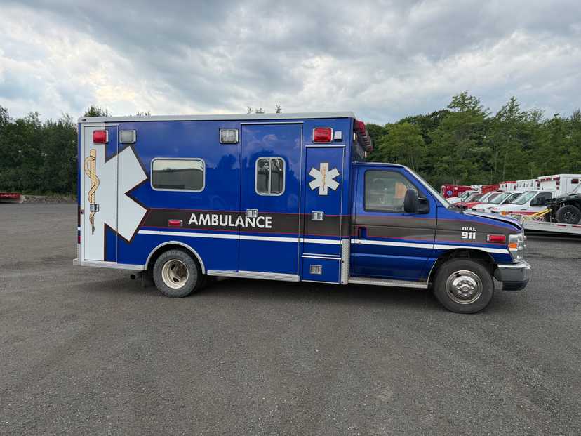 2009 LifeLine Ford Type III Ambulance — photo 4