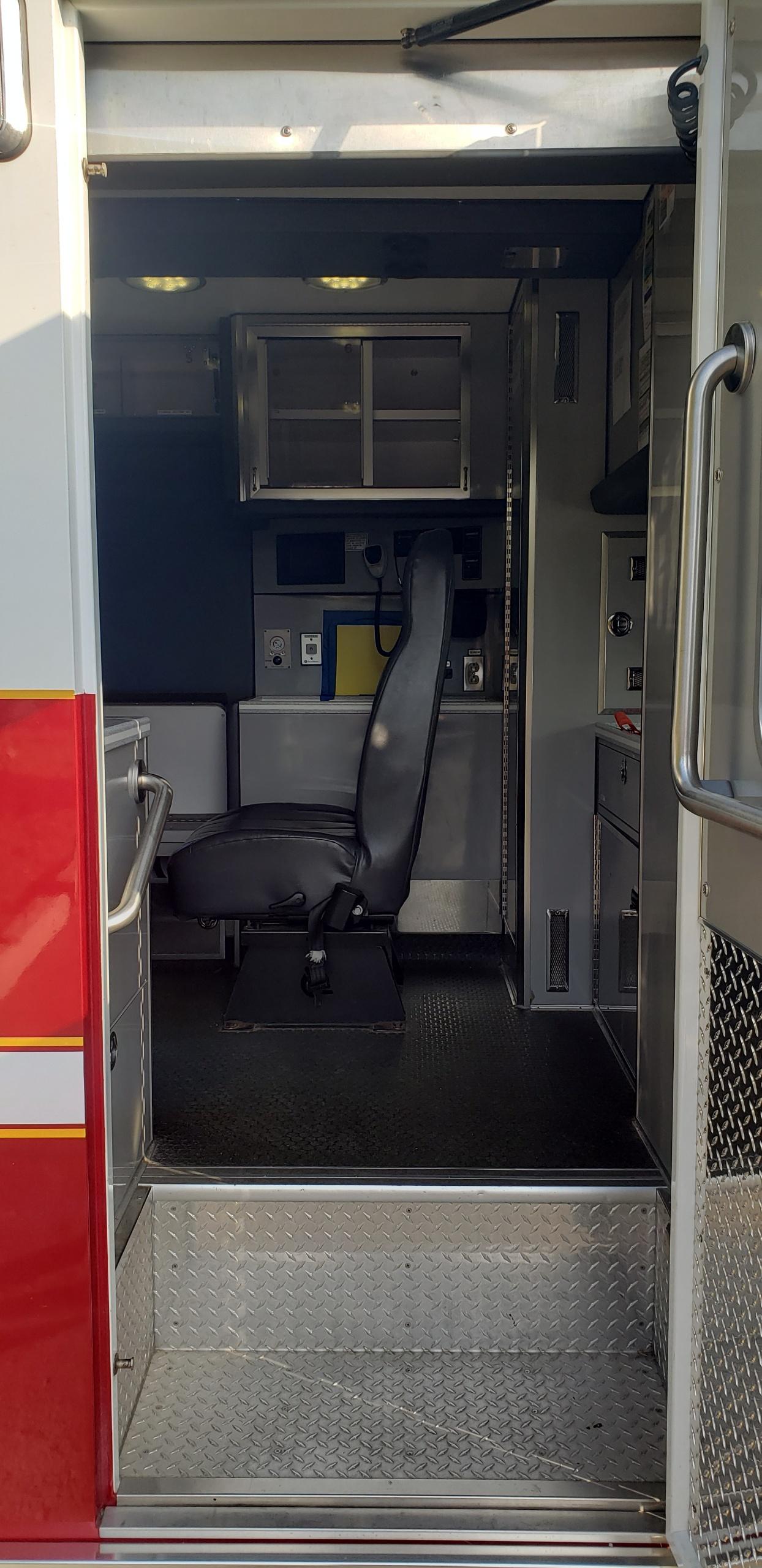 2013 LifeLine Chevrolet Type III Ambulance - image 8