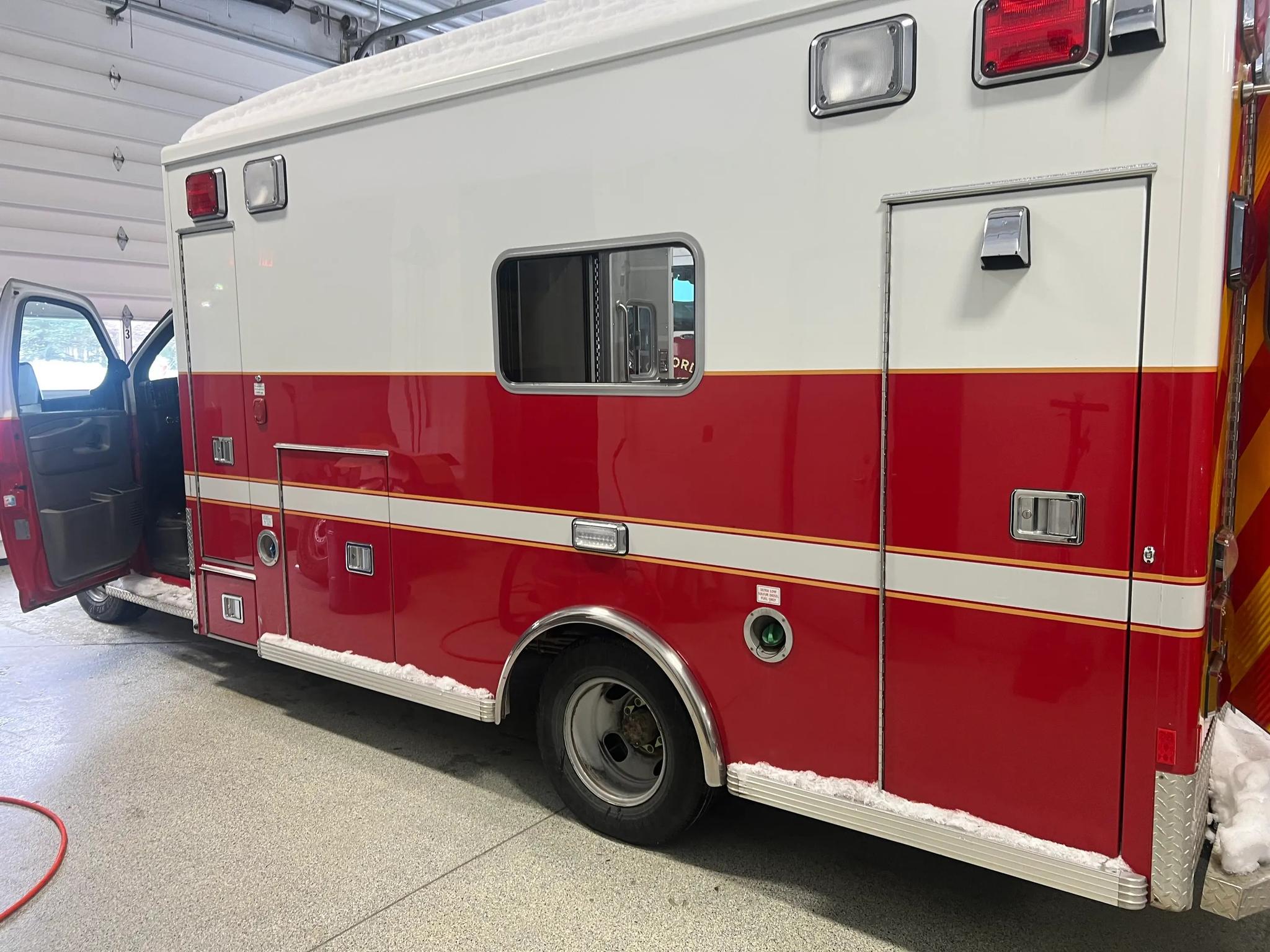2013 LifeLine Chevrolet Type III Ambulance - image 2