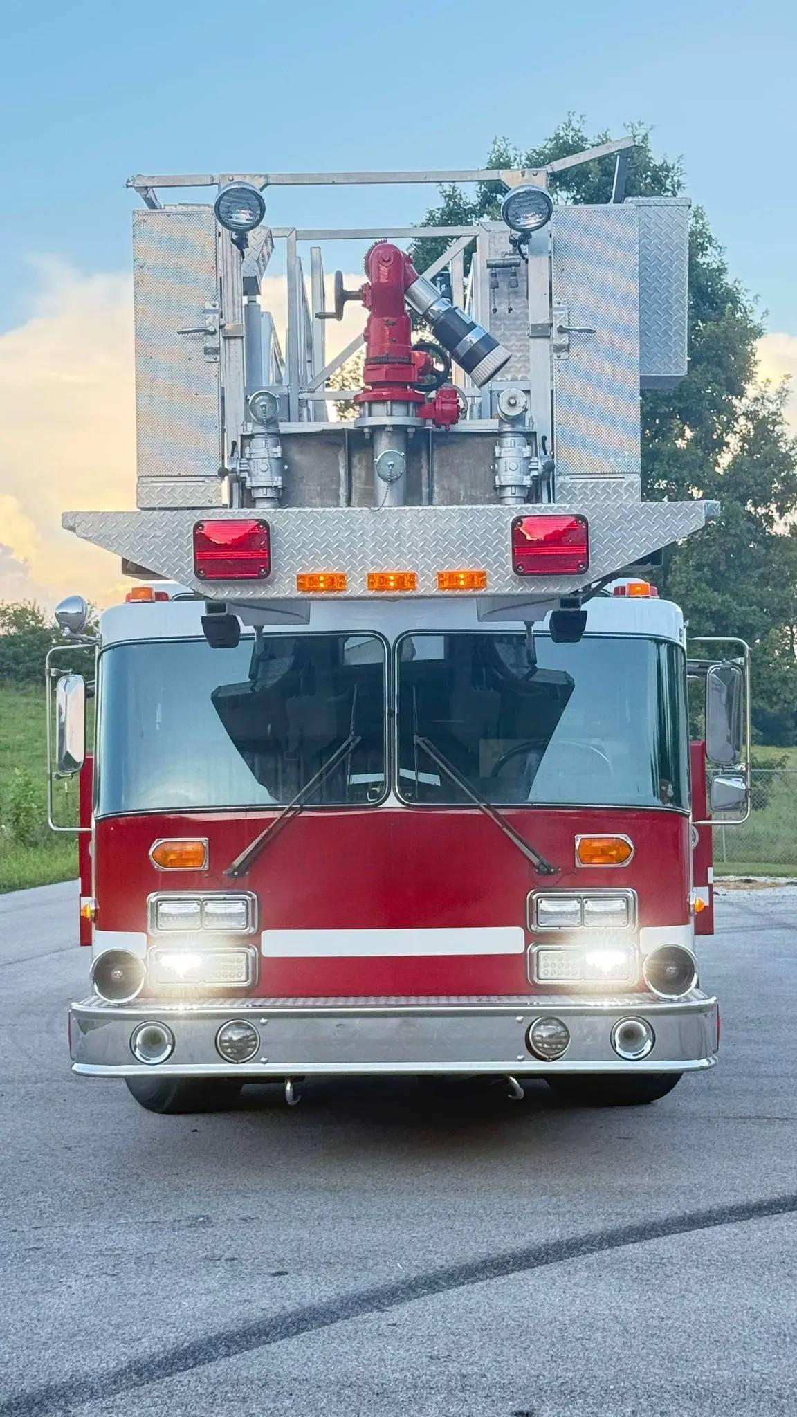 1992 KME 102' Quint - image 3