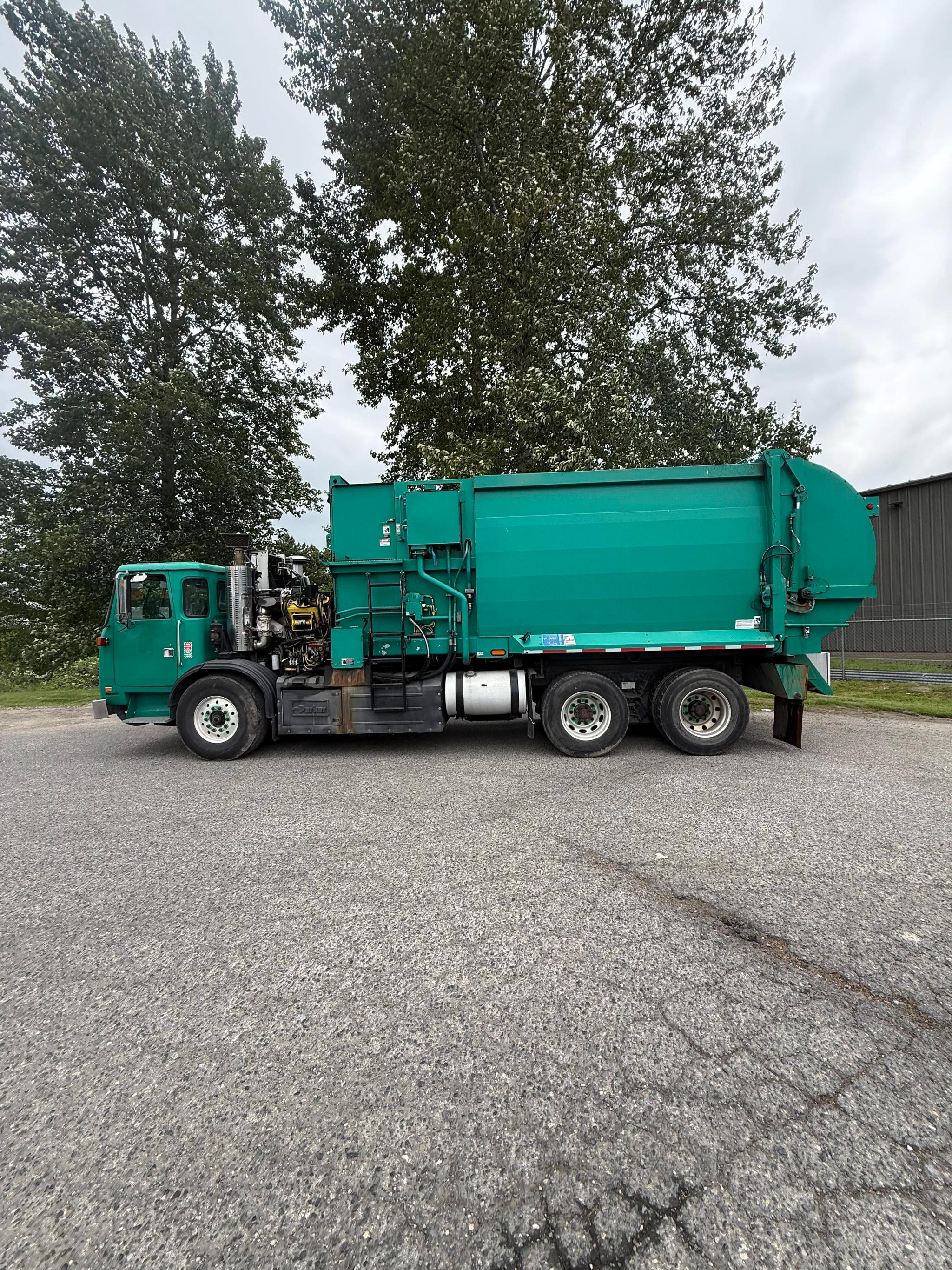 2015 Autocar Curbtender Automated Side Loader - image 3