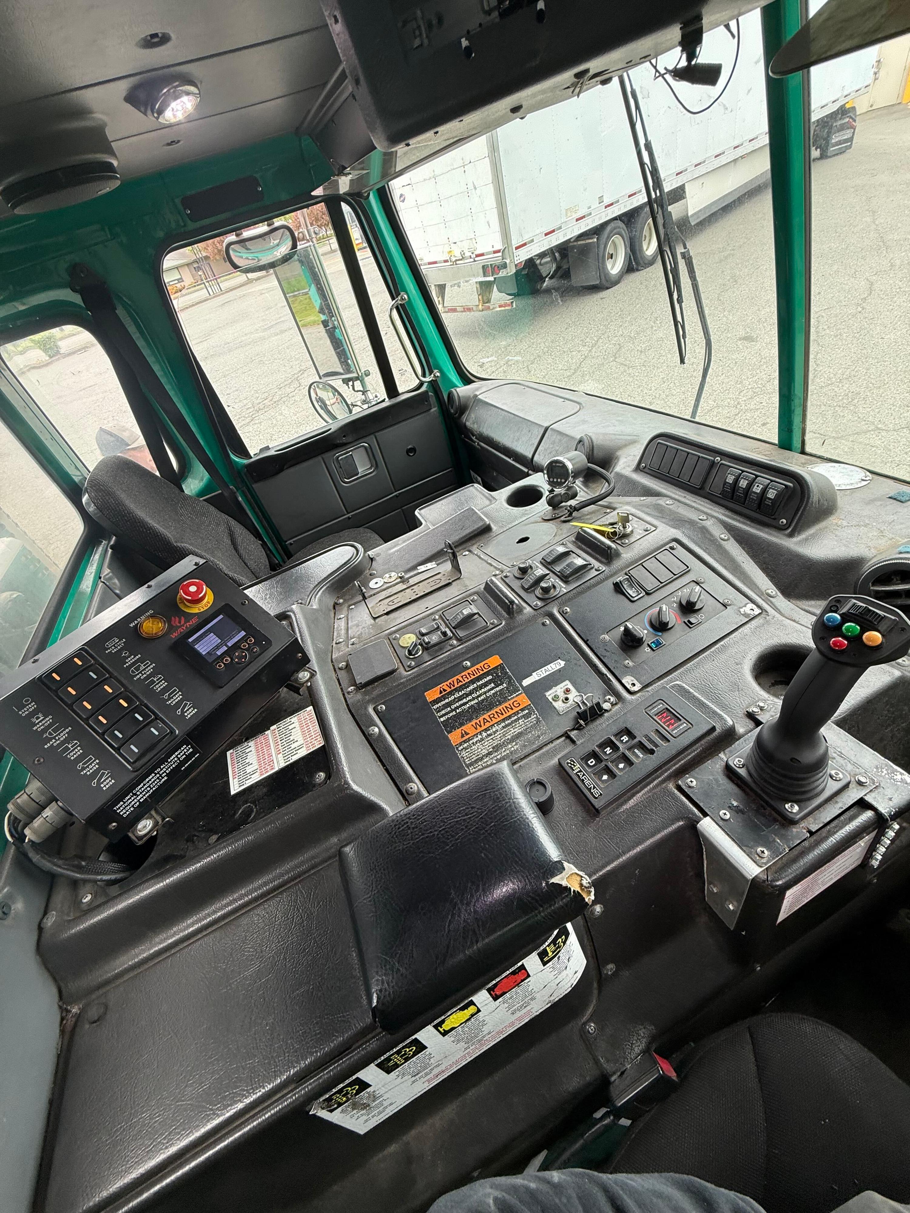 2015 Autocar Curbtender Automated Side Loader - image 7