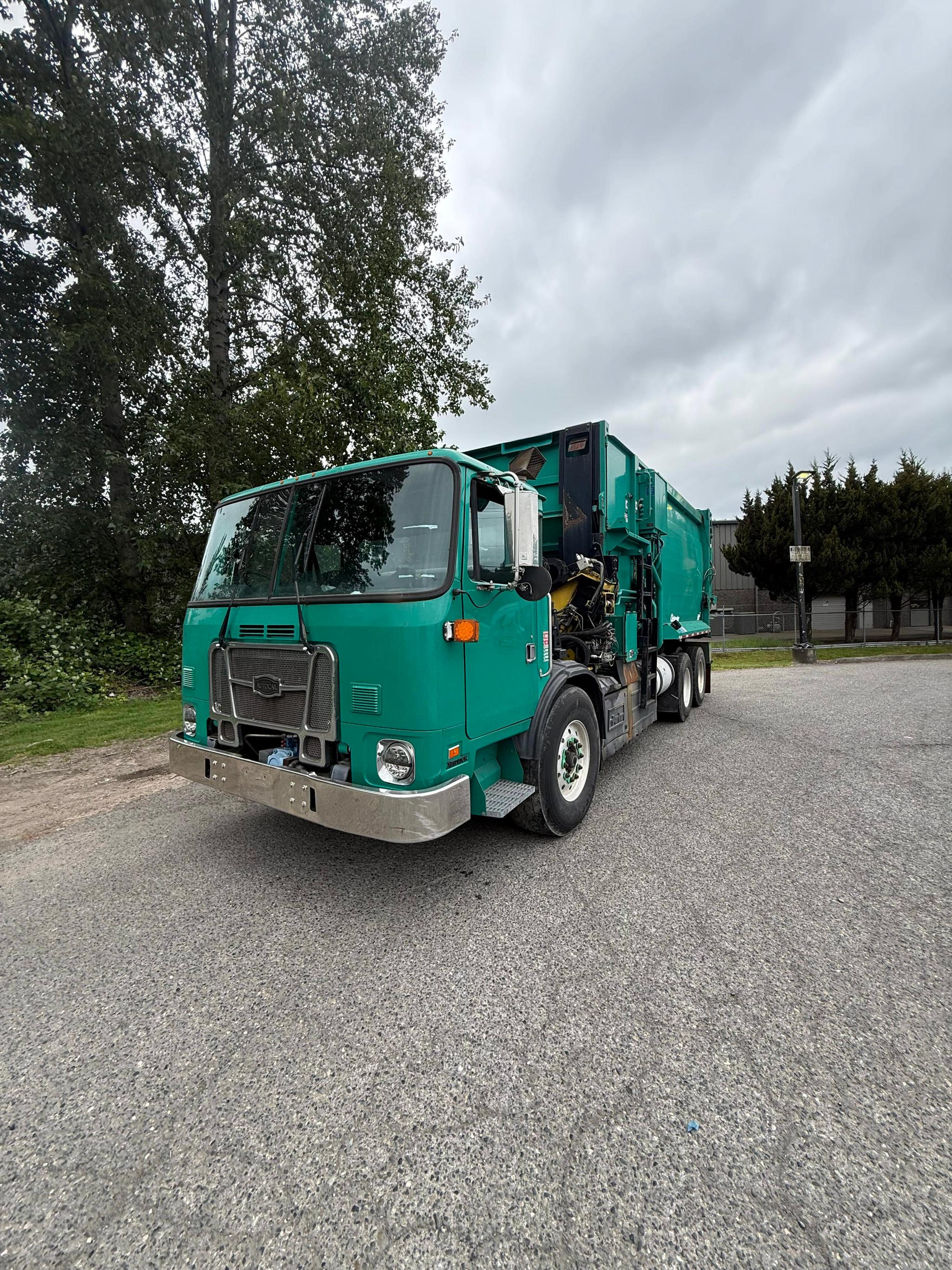 2015 Autocar Curbtender Automated Side Loader - image 1