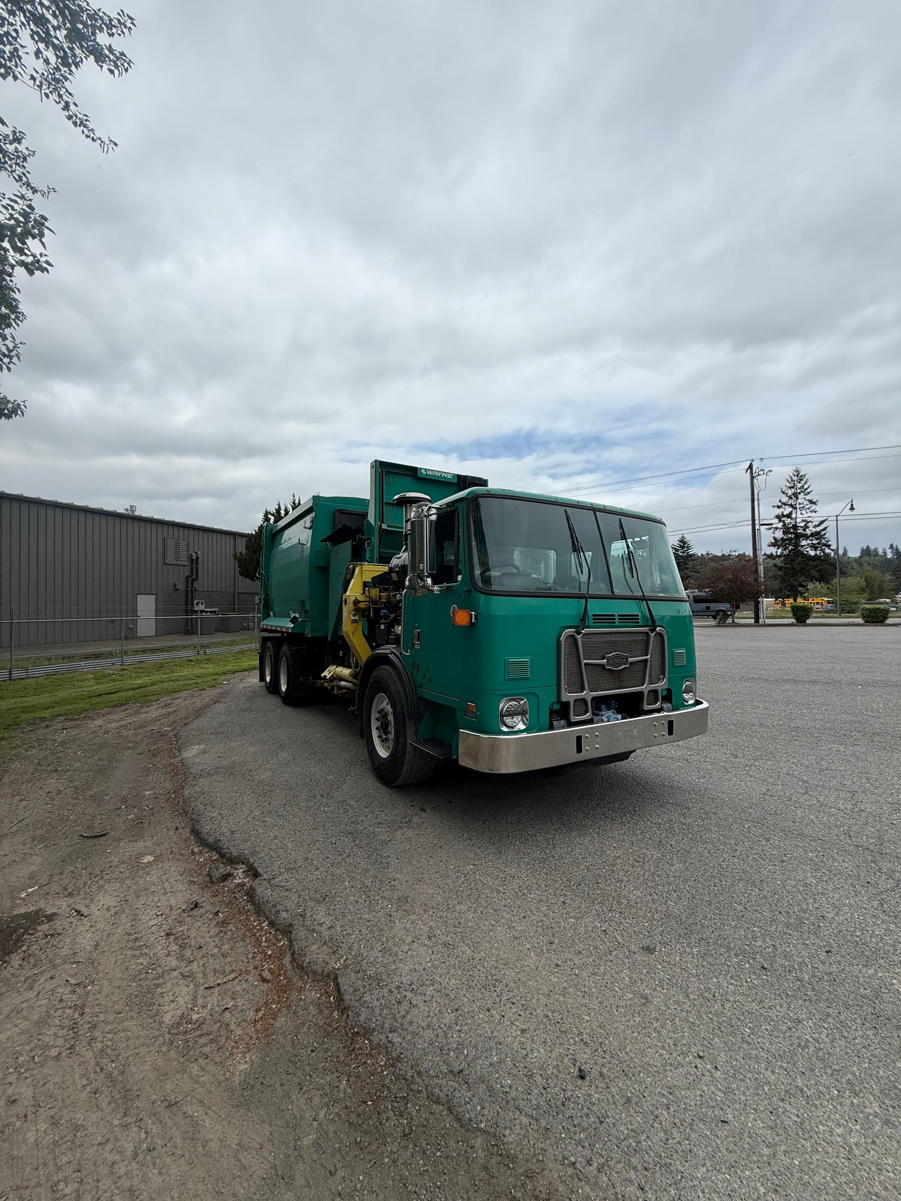 2015 Autocar Curbtender Automated Side Loader - image 2
