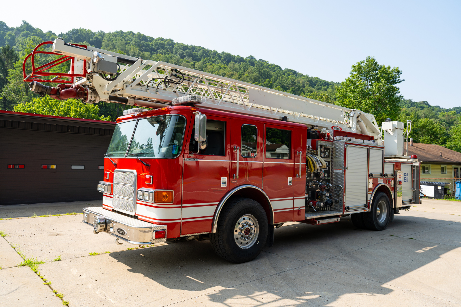 2007 Pierce Enforcer 75' Quint - image 1