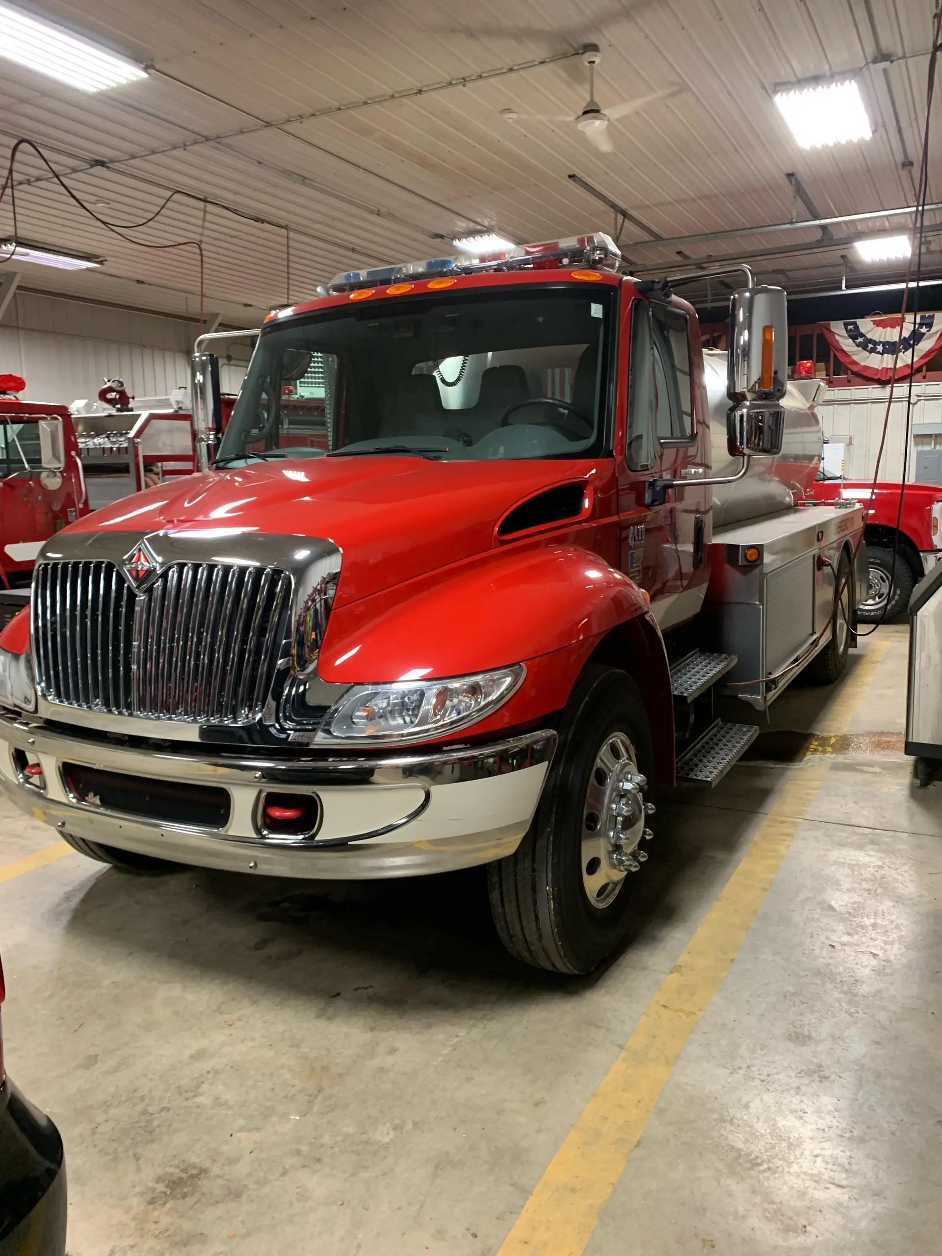 2002 International 4400 DT530 Tanker - image 2