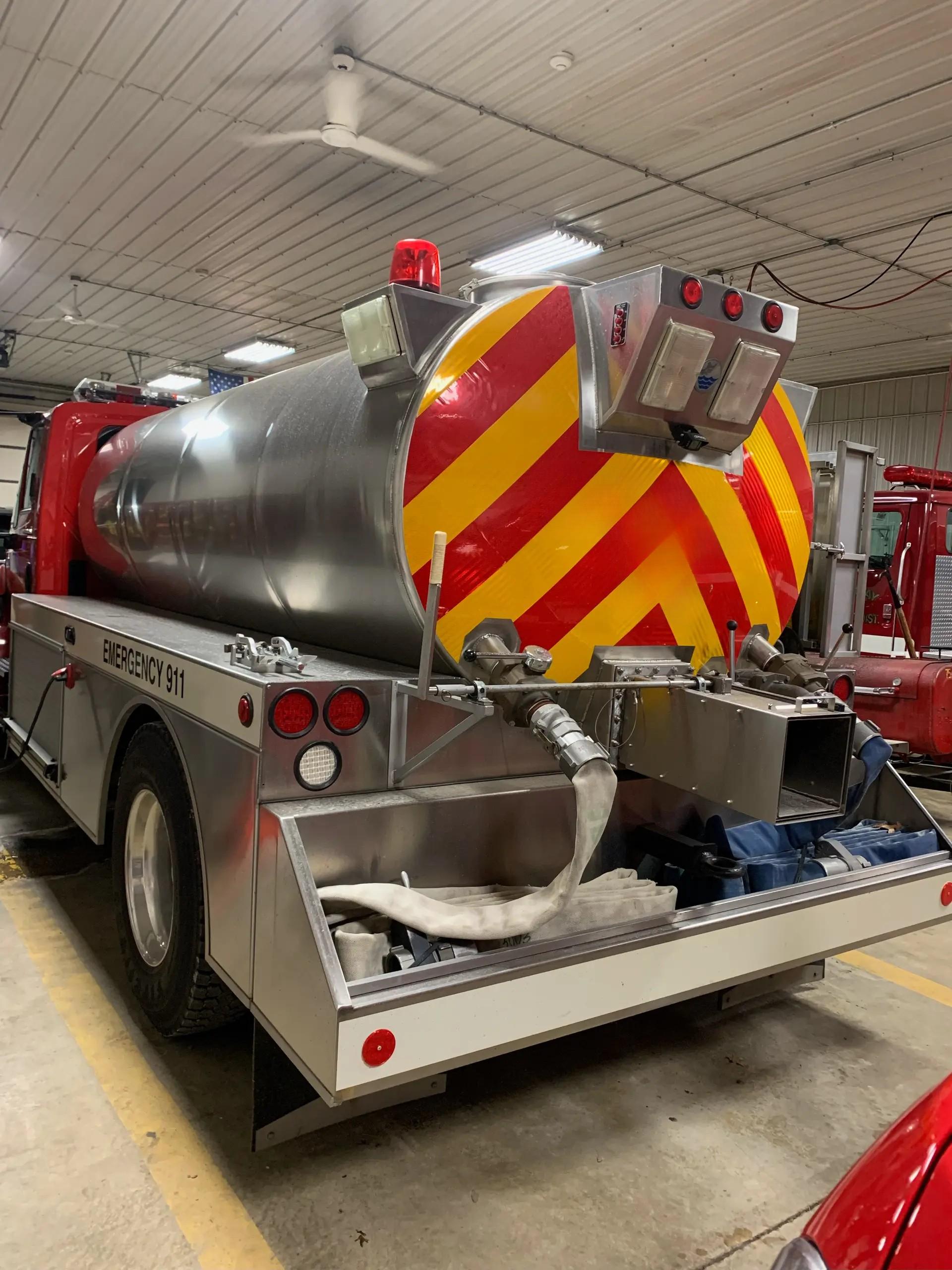 2002 International 4400 DT530 Tanker - image 4