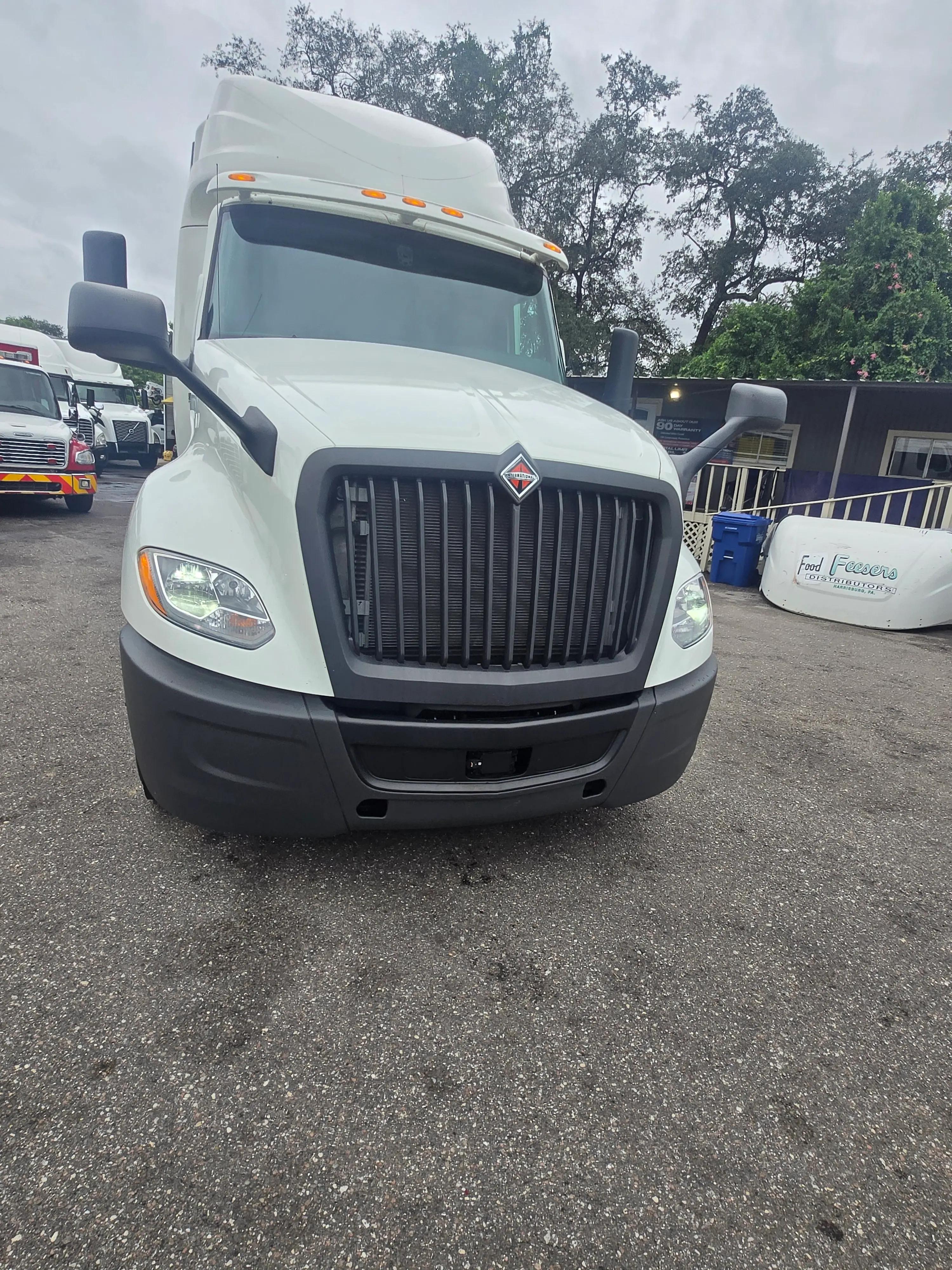 Semi-truck Sleeper - image 3