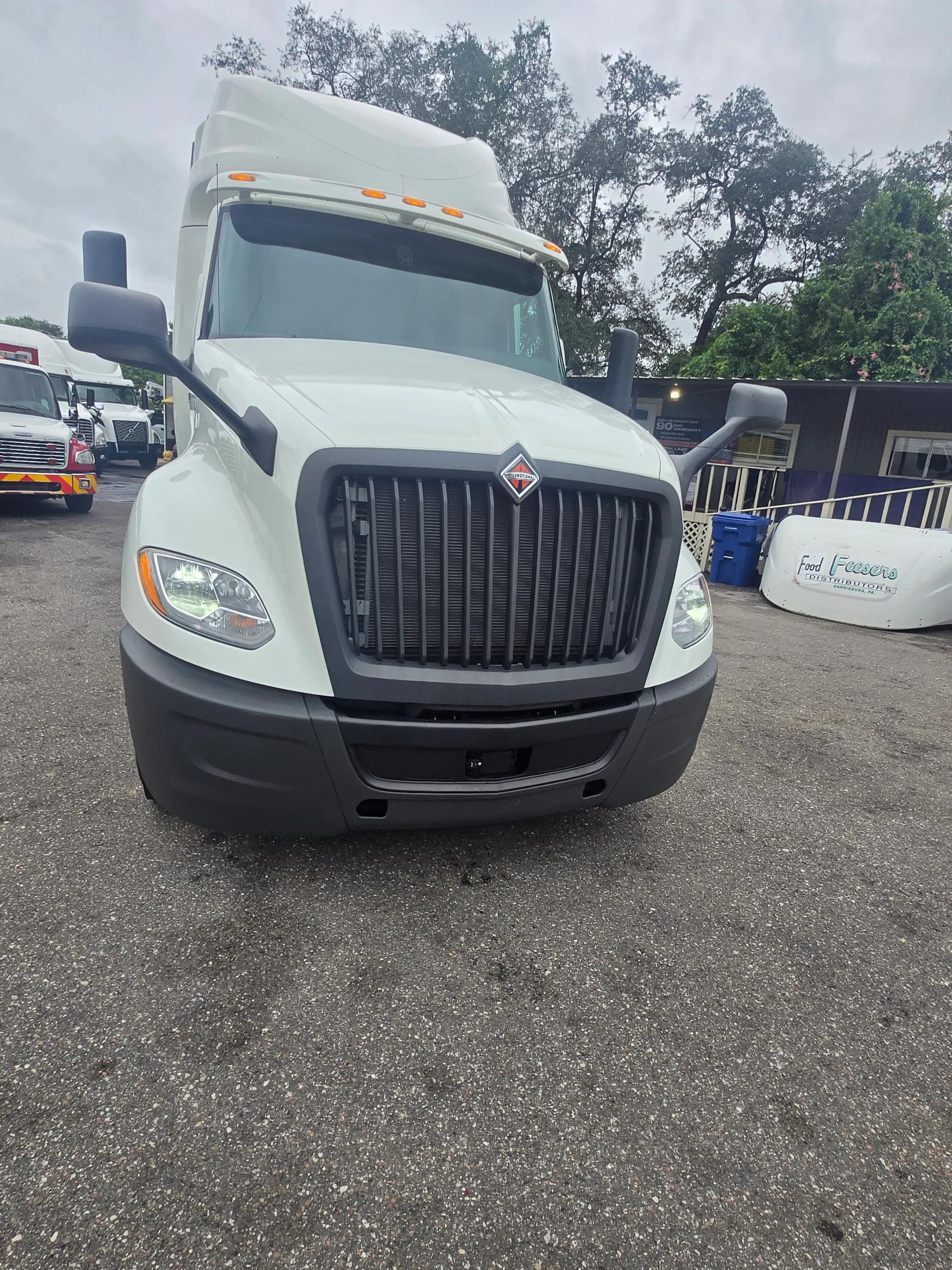 Semi-truck Sleeper - image 2