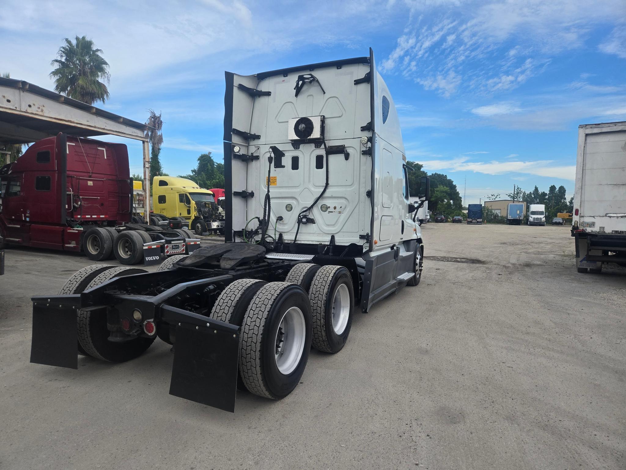 Semi-truck Sleeper - image 5