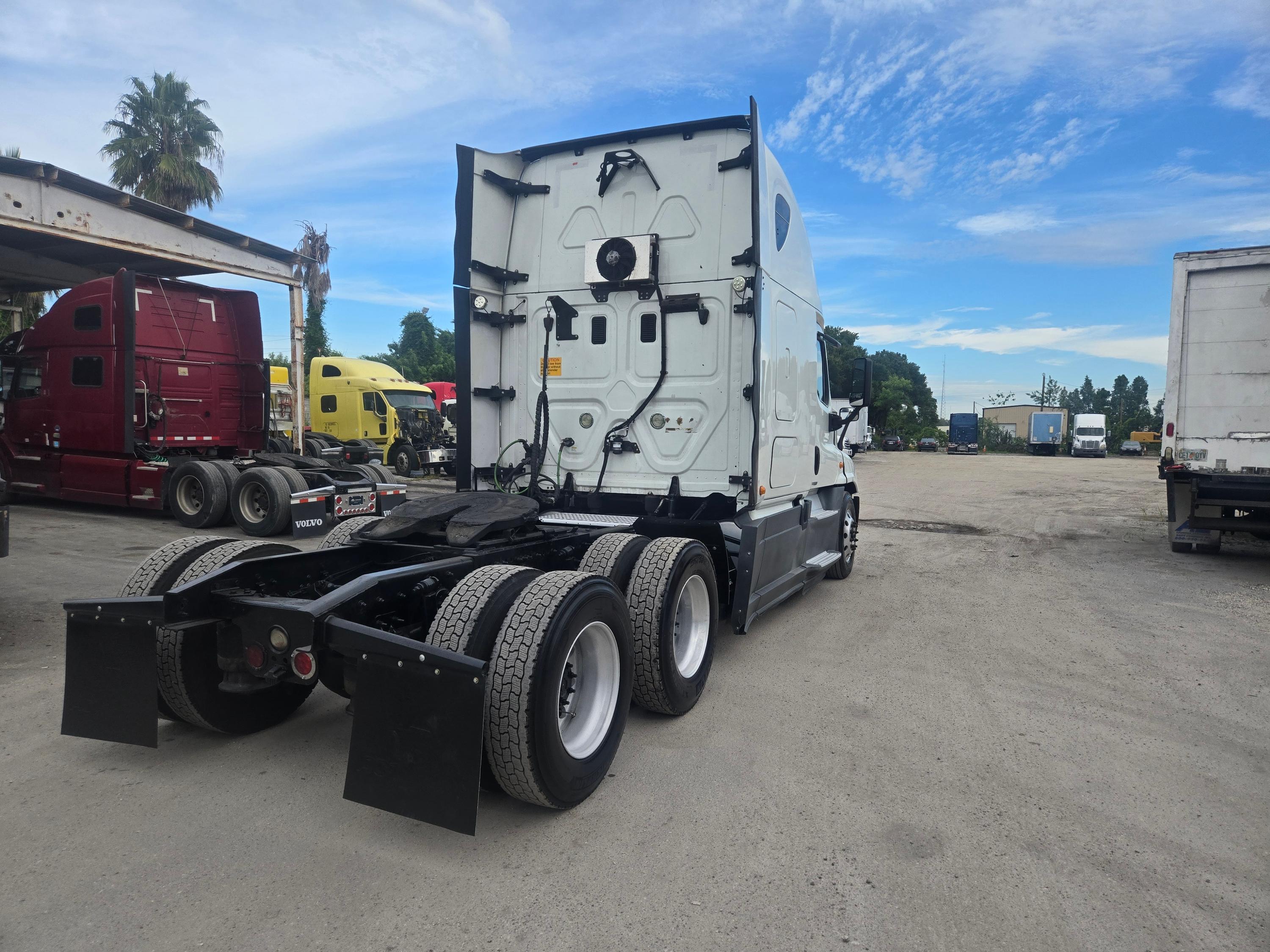 Semi-truck Sleeper - image 5