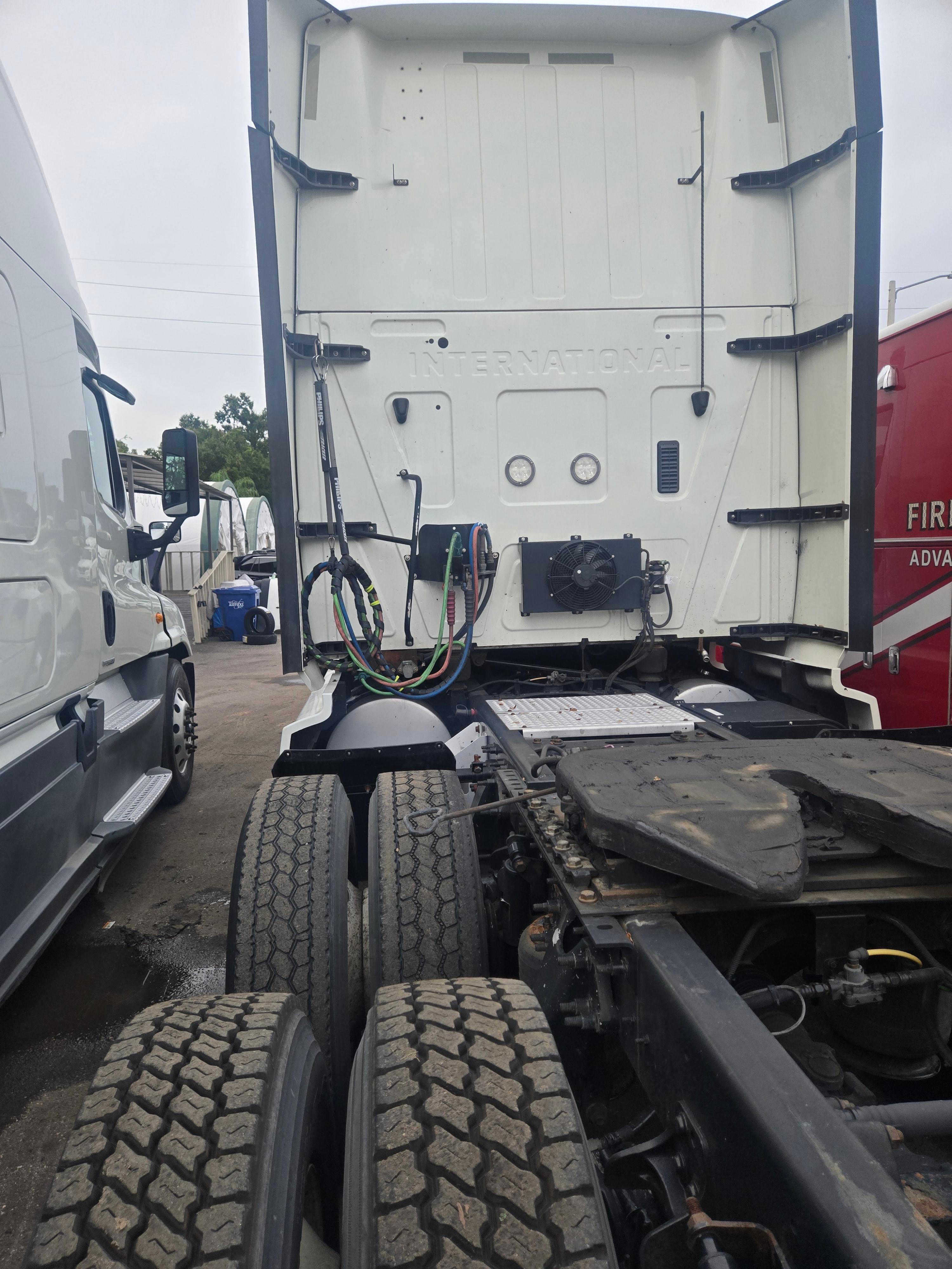 Semi-truck Sleeper - image 6