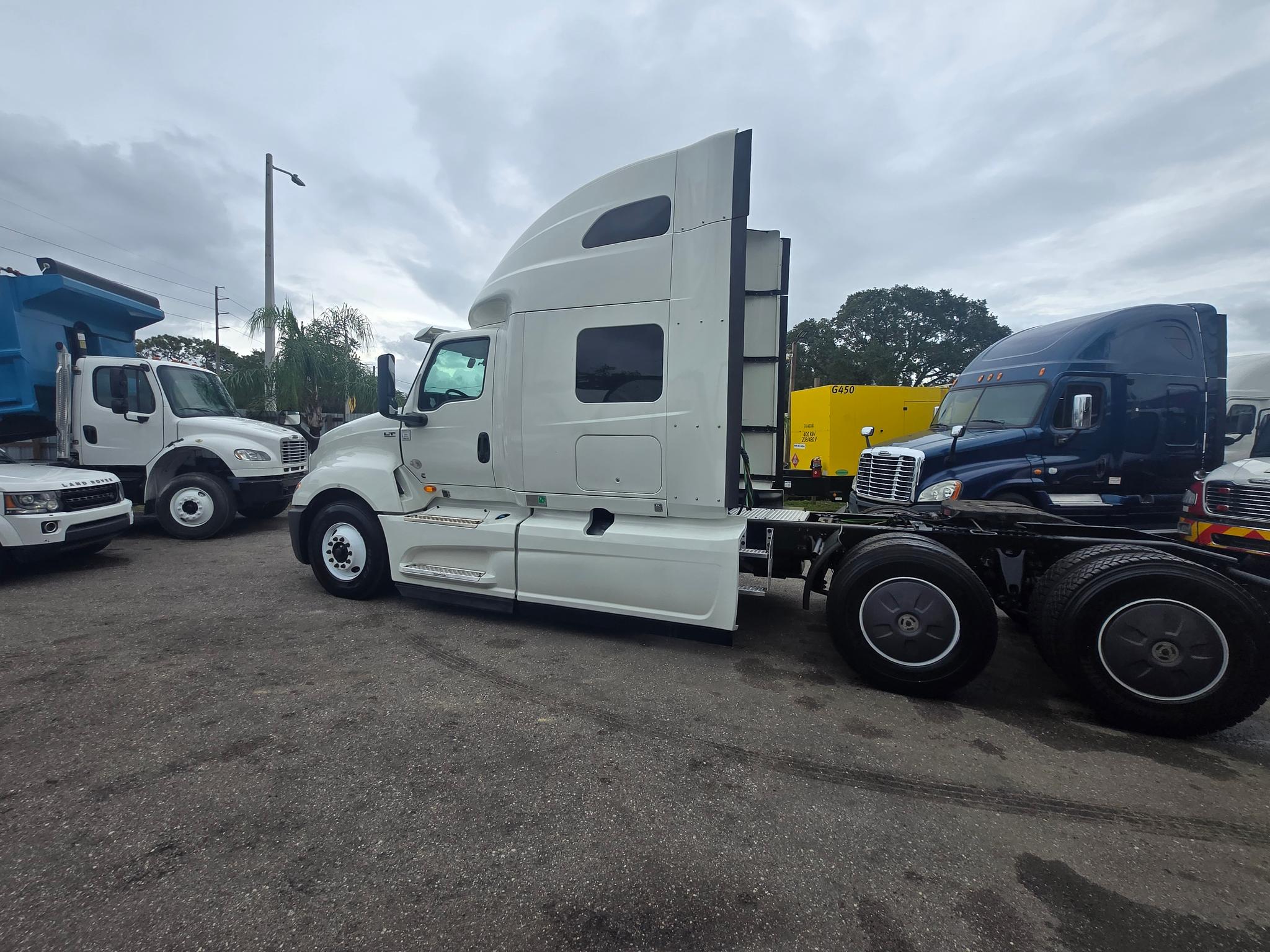Semi-truck Sleeper - image 4