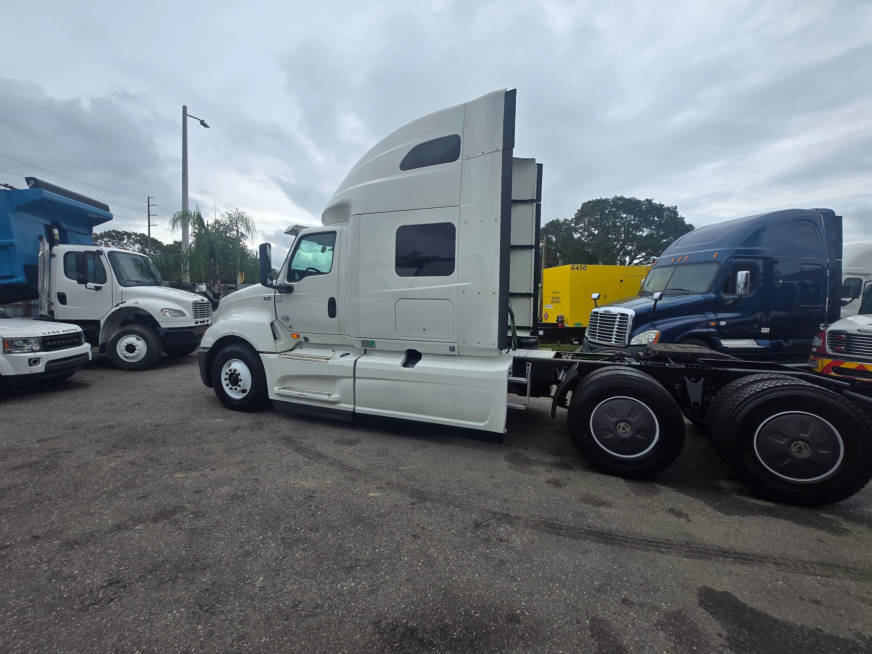 Semi-truck Sleeper - image 4