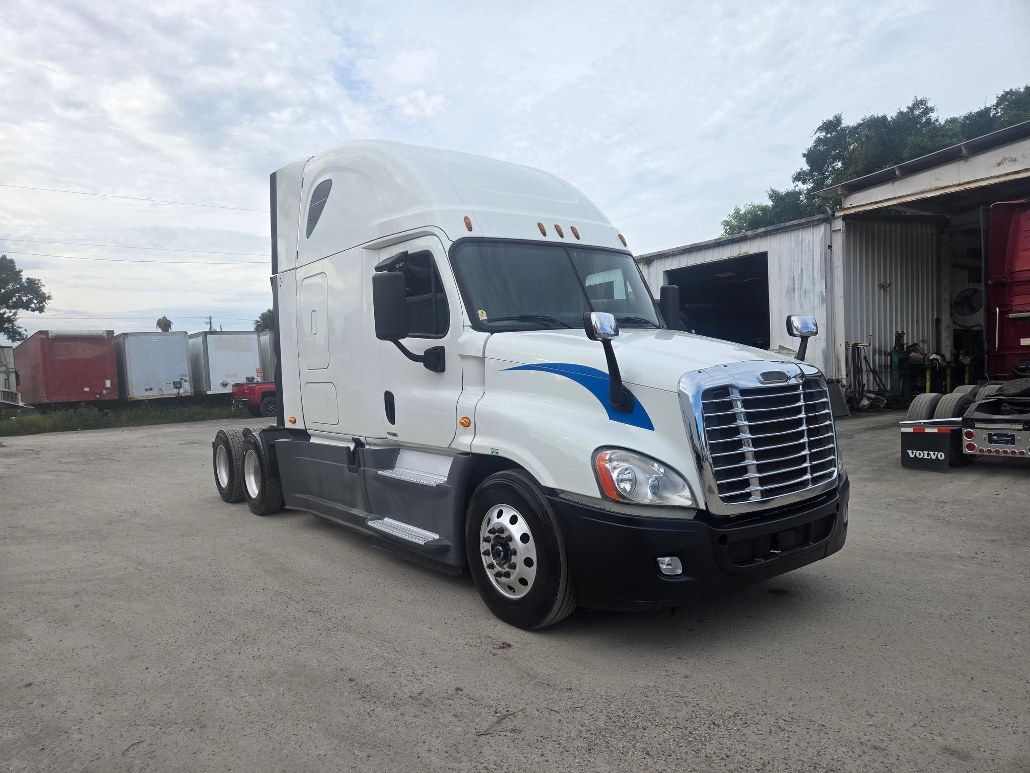 Semi-truck Sleeper - image 3
