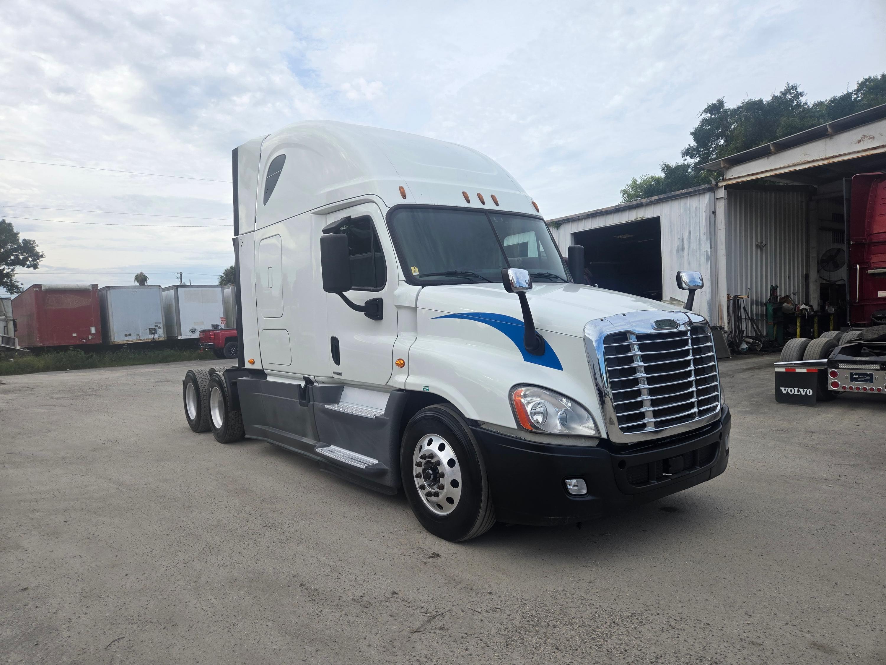 Semi-truck Sleeper - image 3