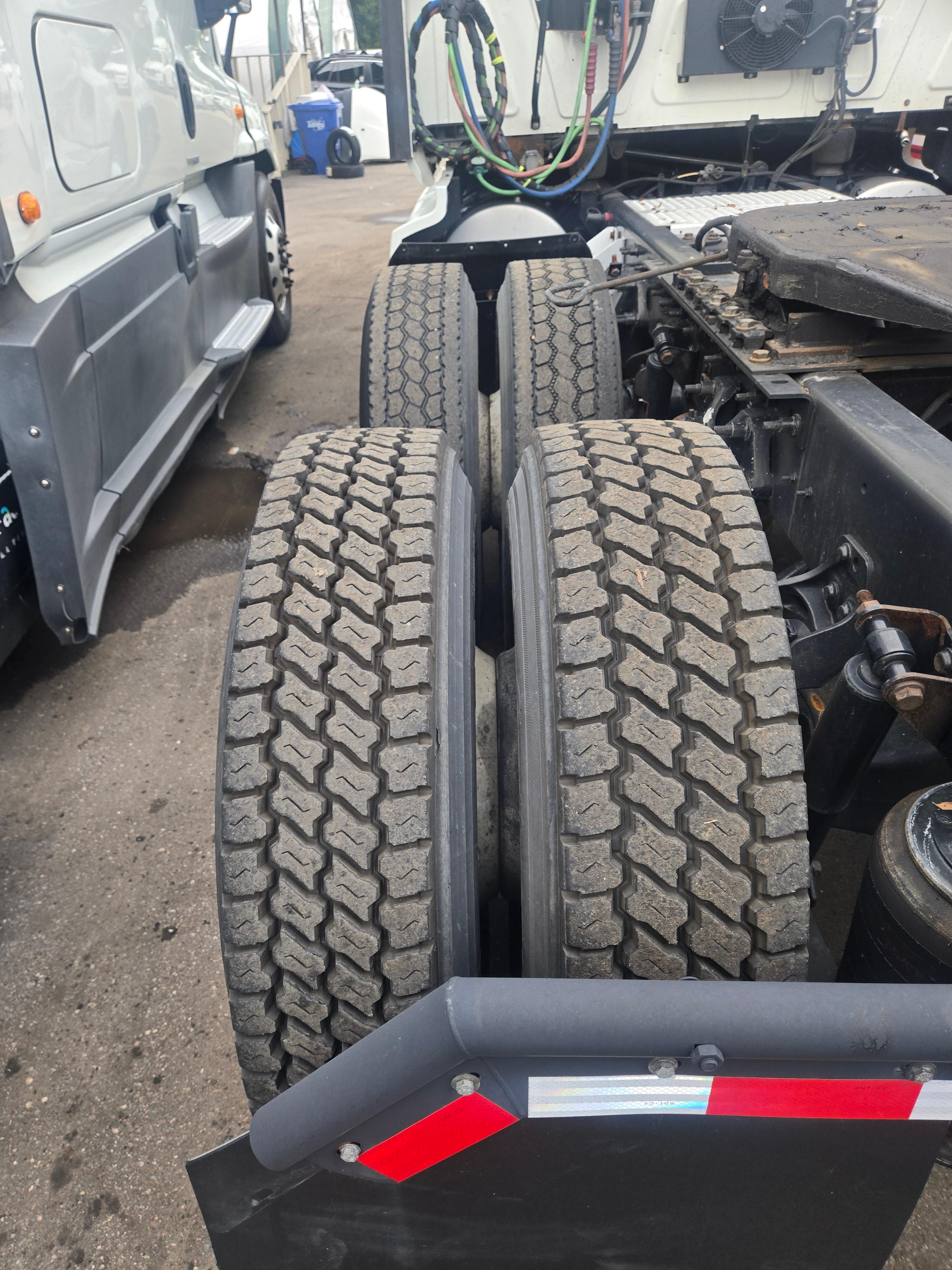 Semi-truck Sleeper - image 11
