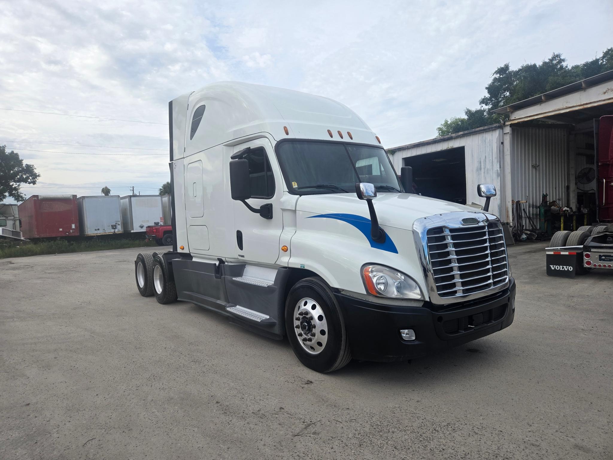 Semi-truck Sleeper - image 2