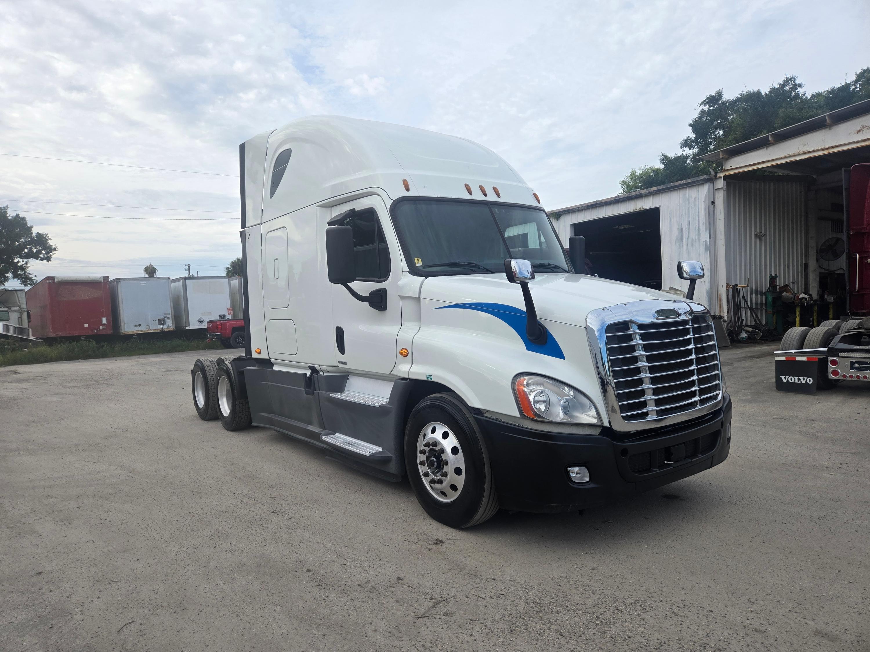 Semi-truck Sleeper - image 2