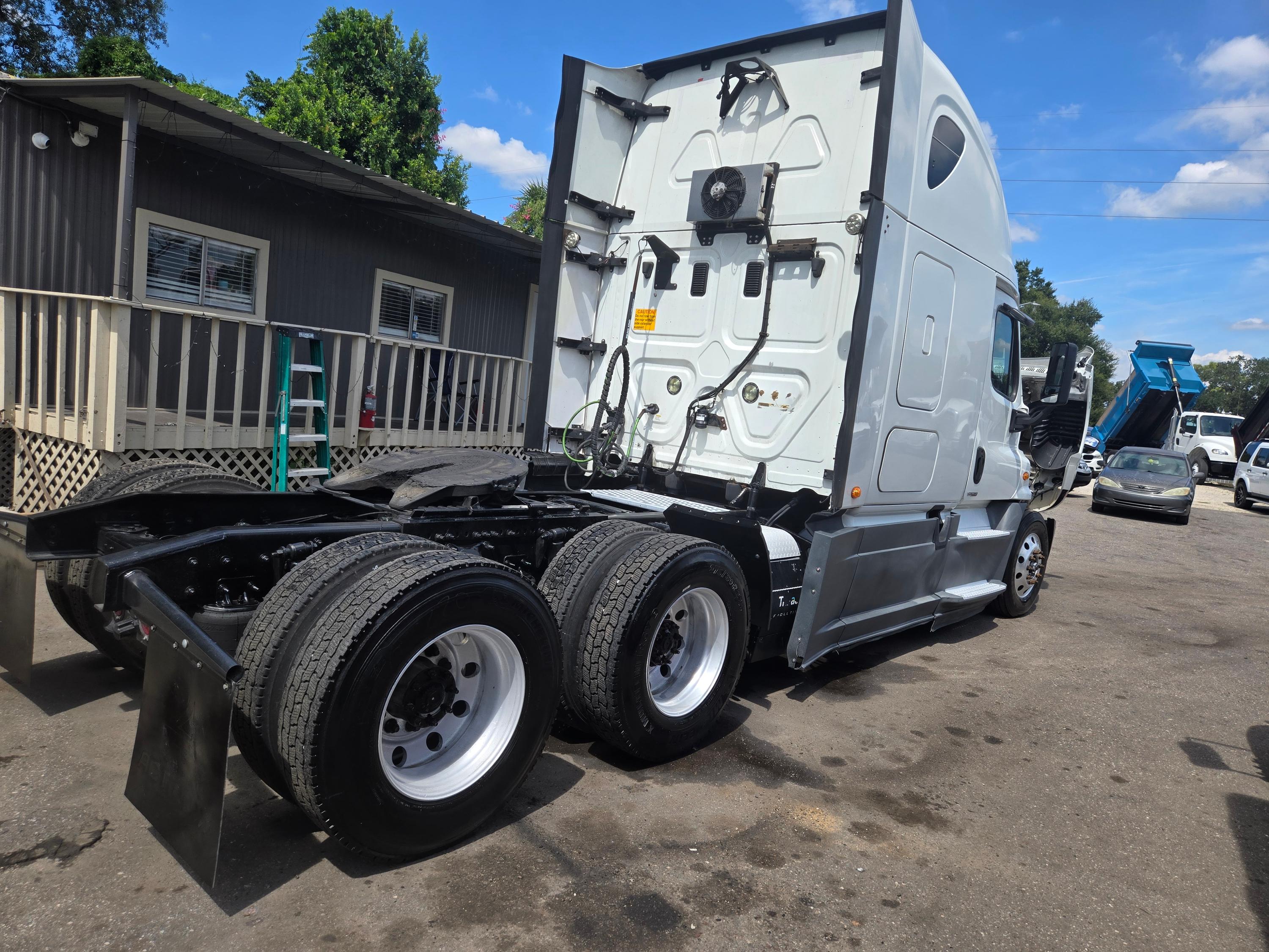 Semi-truck Sleeper - image 6