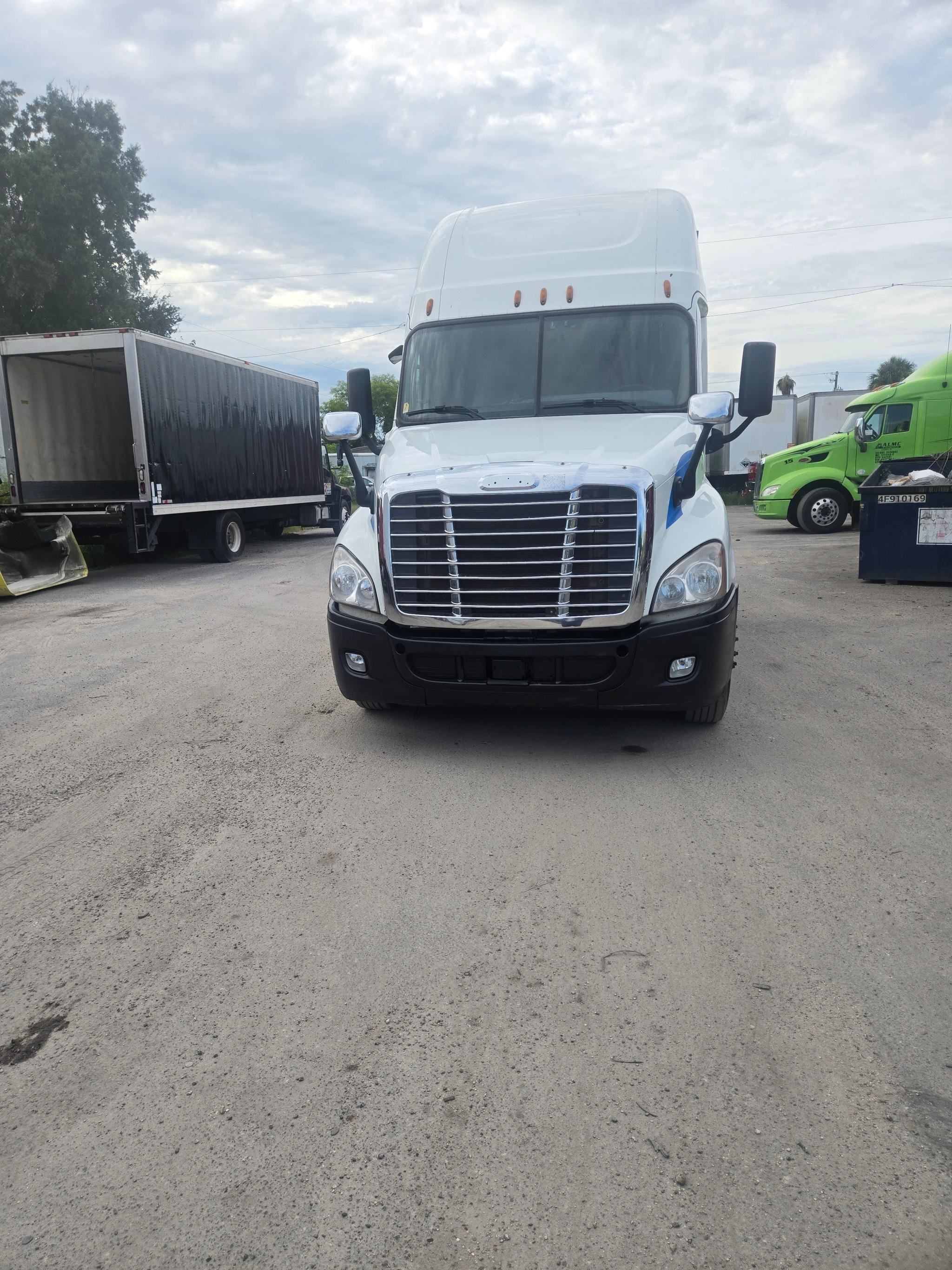 Semi-truck Sleeper - image 4