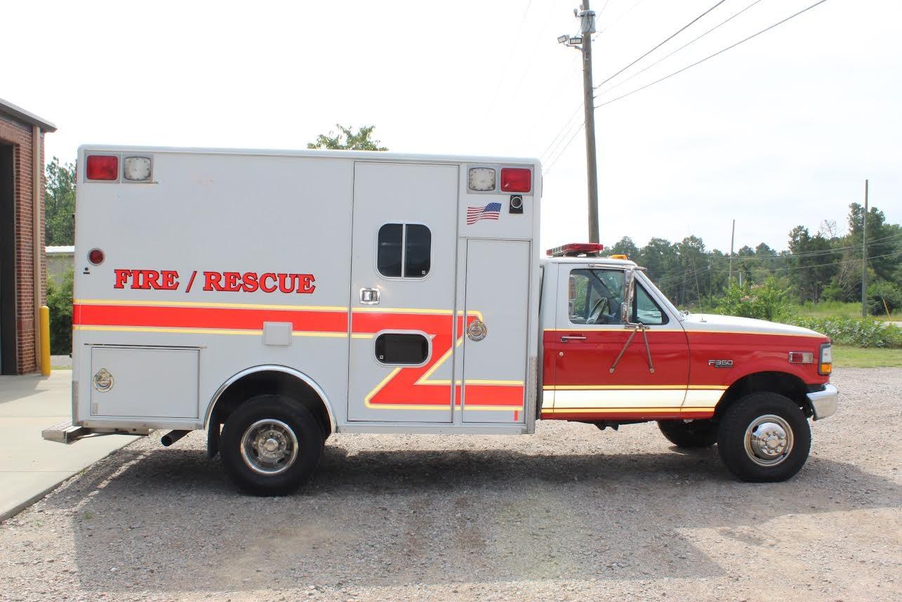 1993 Ford 4x4 Type I Ambulance - image 3
