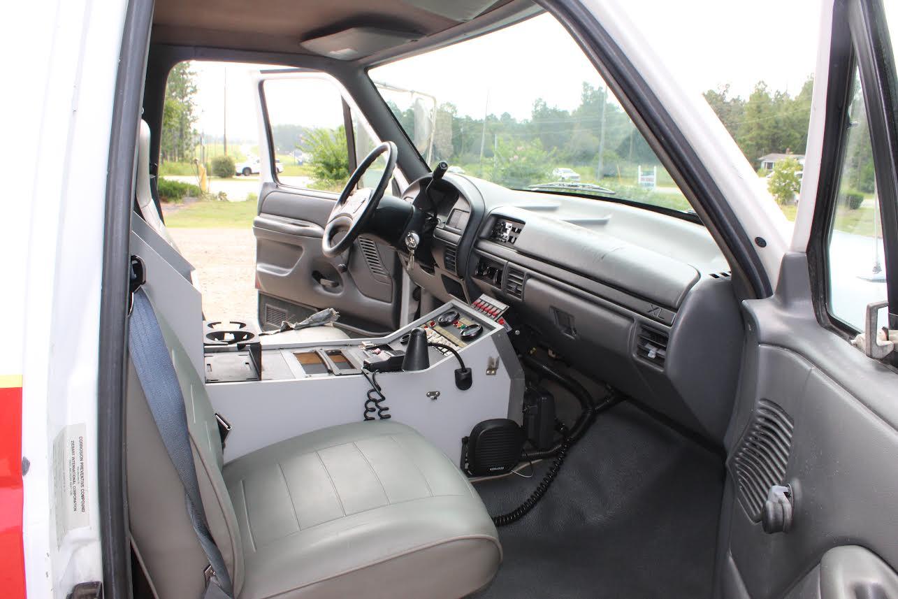 1993 Ford 4x4 Type I Ambulance - image 9
