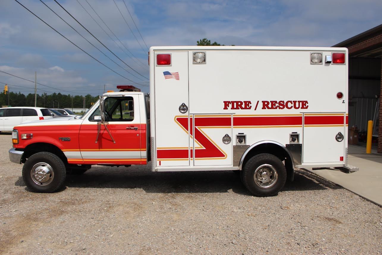 1993 Ford 4x4 Type I Ambulance - image 1