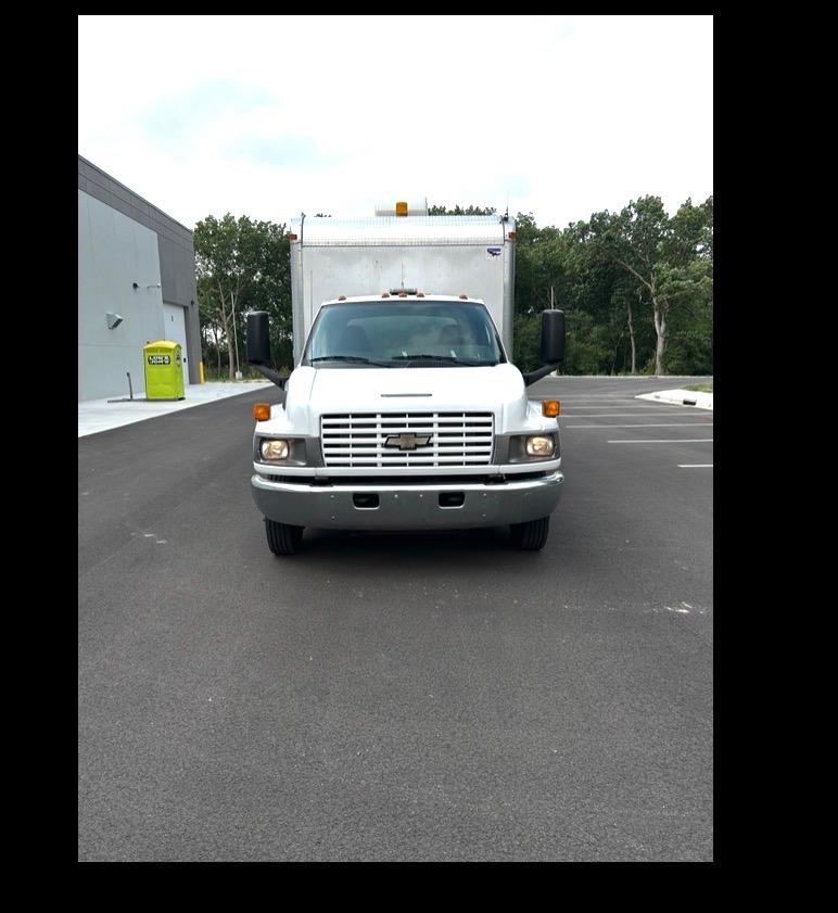 2005 Chevrolet 4500 Command Center - image 17
