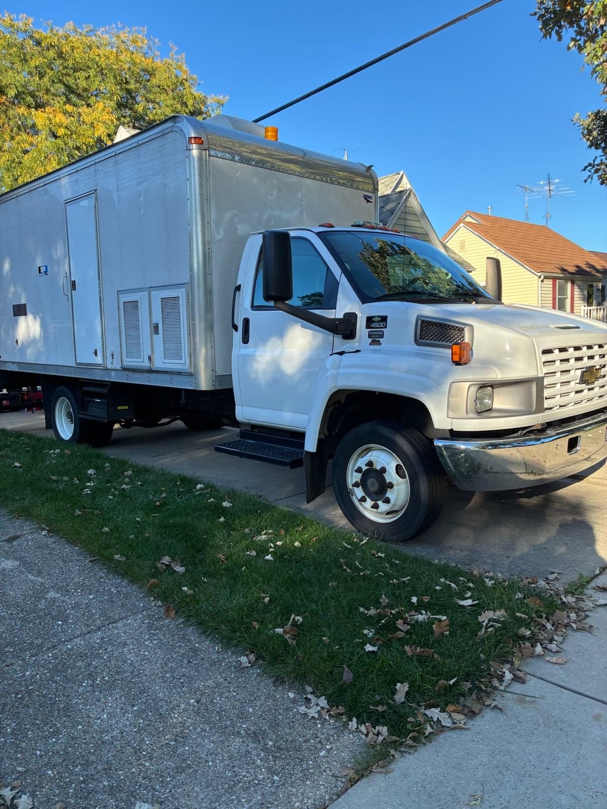 2005 Chevrolet 4500 Command Center - image 9