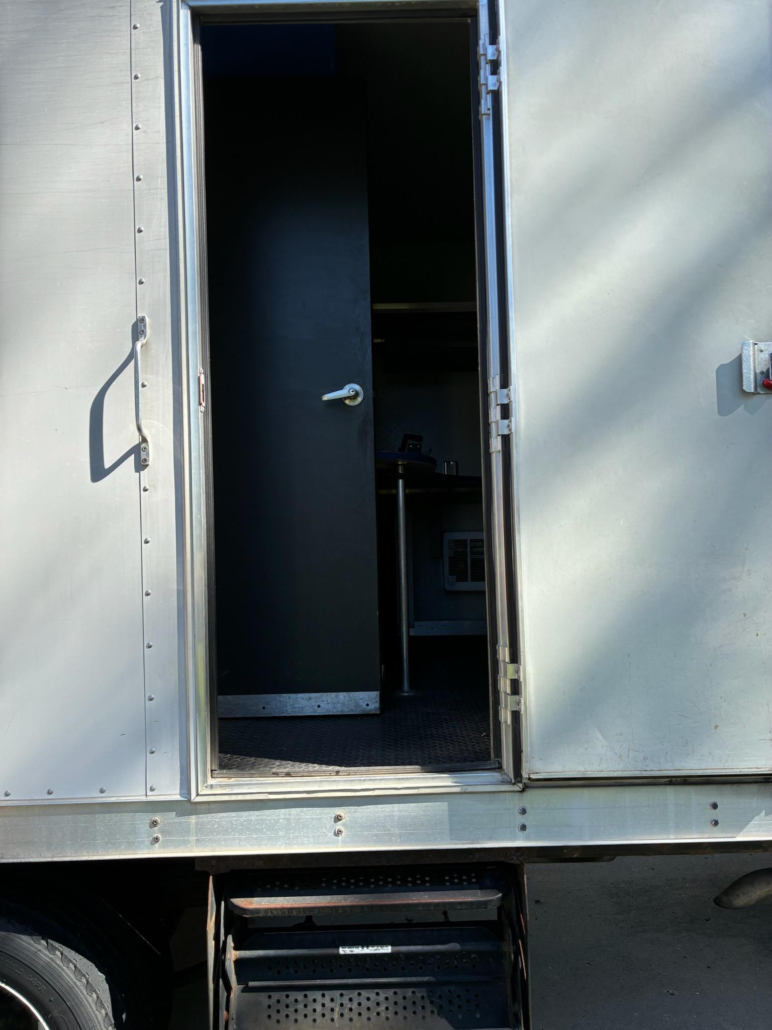 2005 Chevrolet 4500 Command Center - image 14