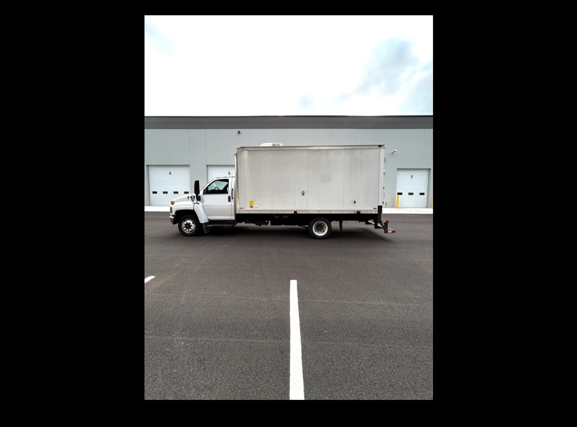 2005 Chevrolet 4500 Command Center - image 18