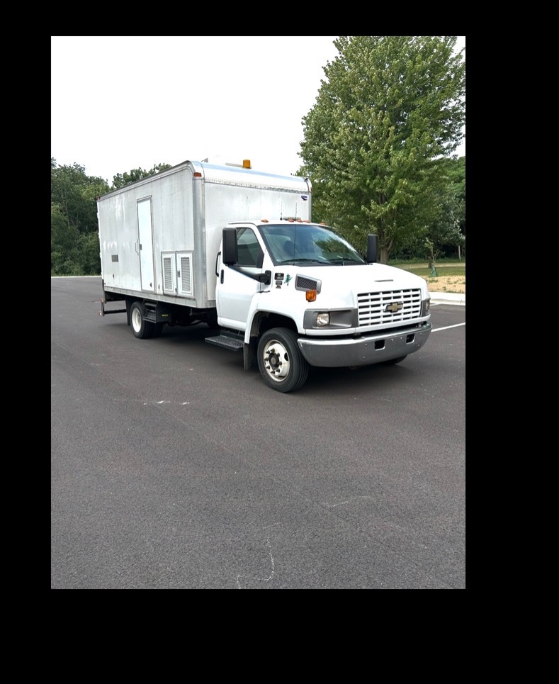 2005 Chevrolet 4500 Command Center - image 16