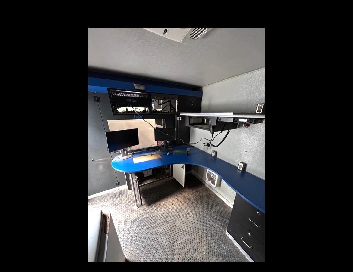 2005 Chevrolet 4500 Command Center - image 8