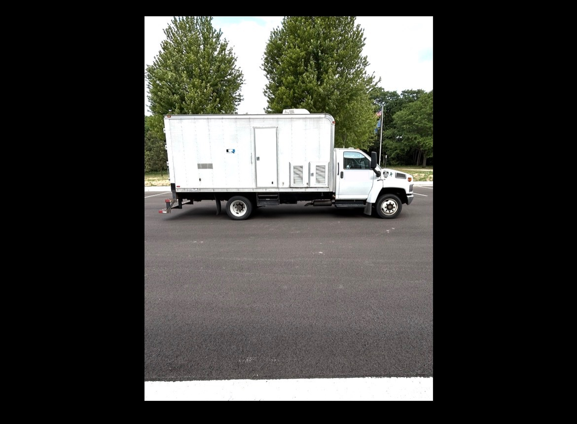 2005 Chevrolet 4500 Command Center - image 1