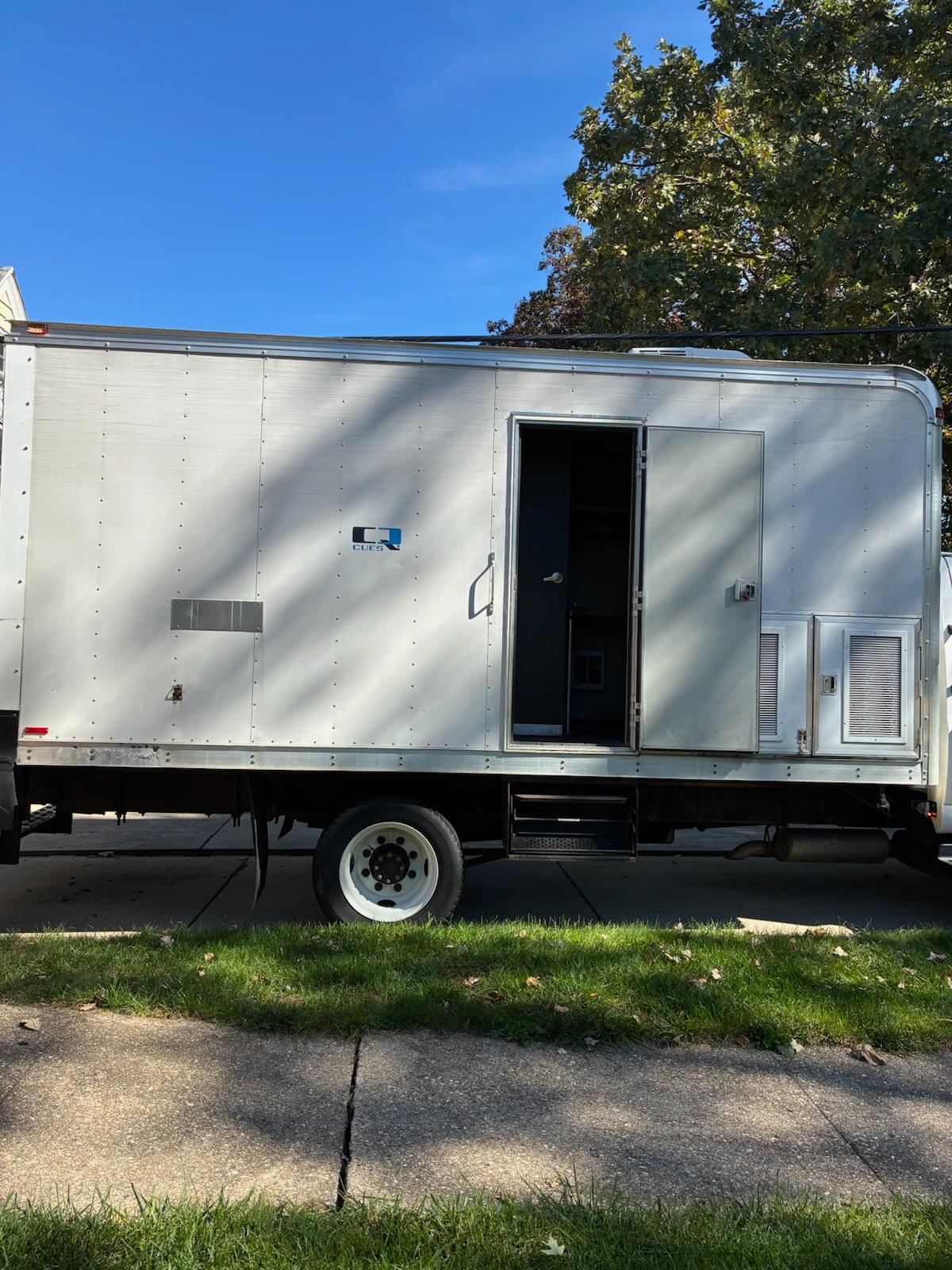 2005 Chevrolet 4500 Command Center - image 13