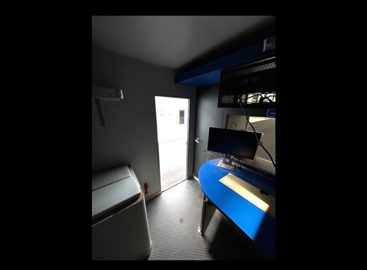 2005 Chevrolet 4500 Command Center - image 7